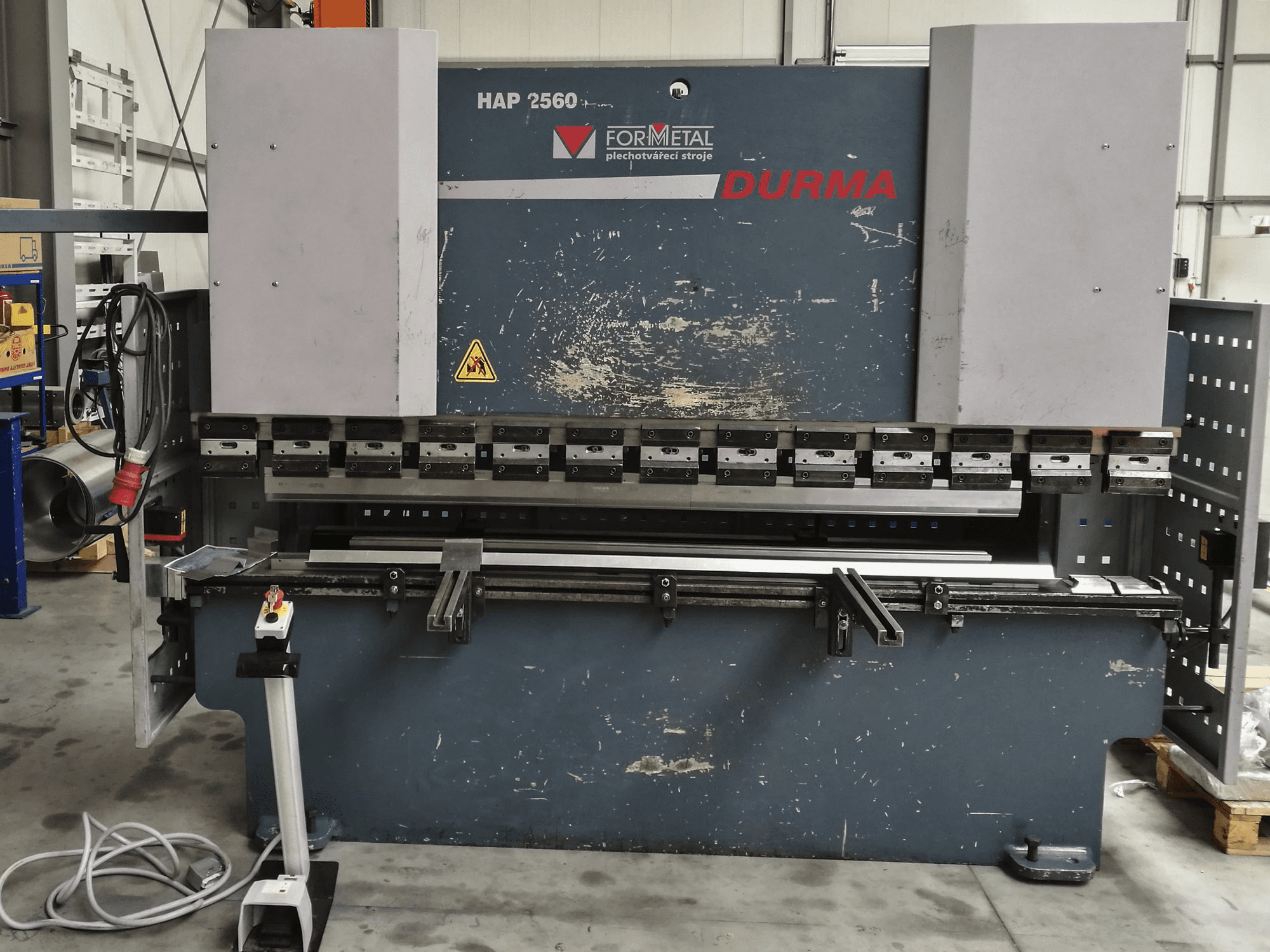 Prikaz stroja Durma HAP 2560 sprijeda
