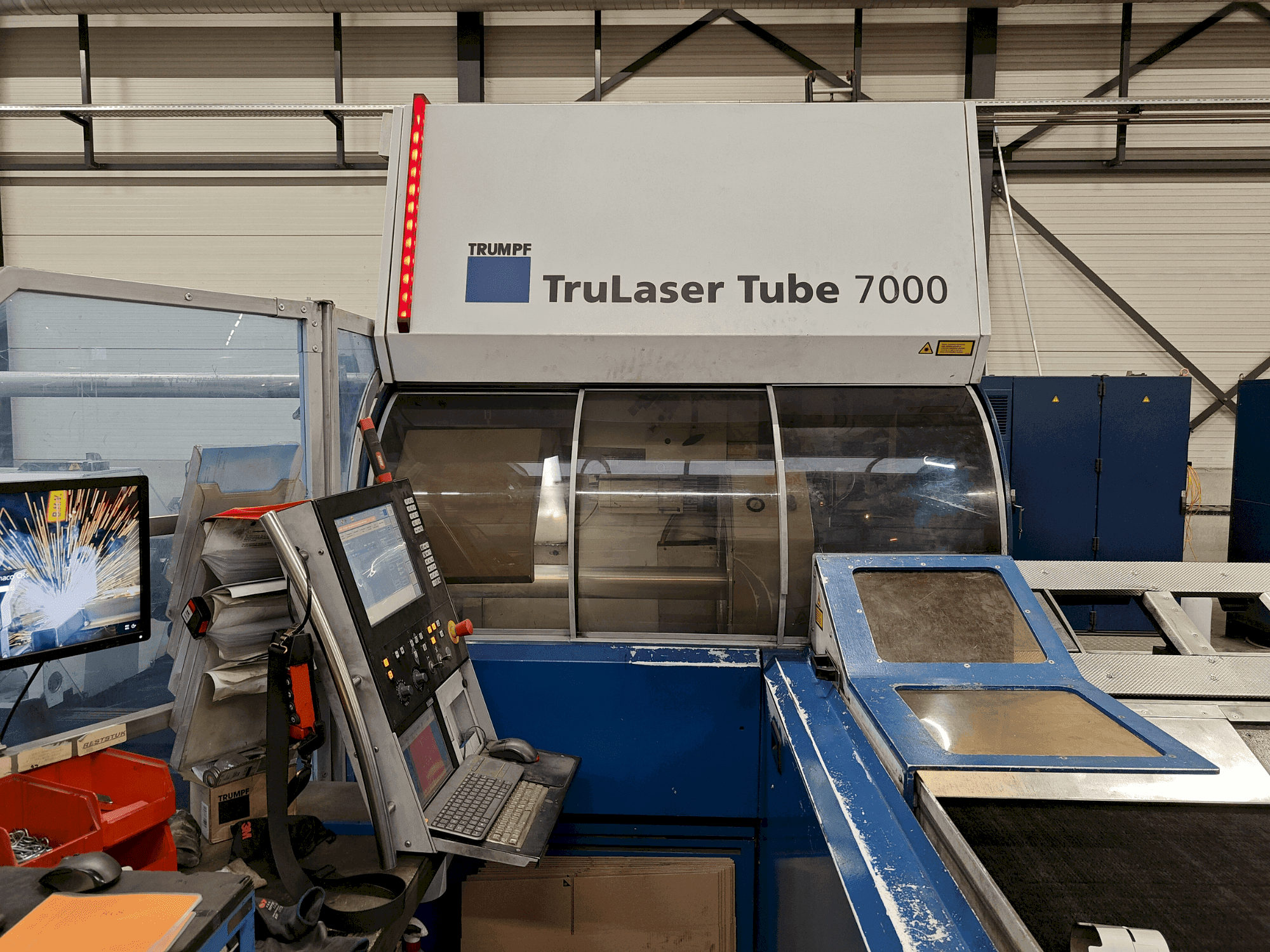 Prikaz stroja TRUMPF TruLaser Tube 7000 sprijeda
