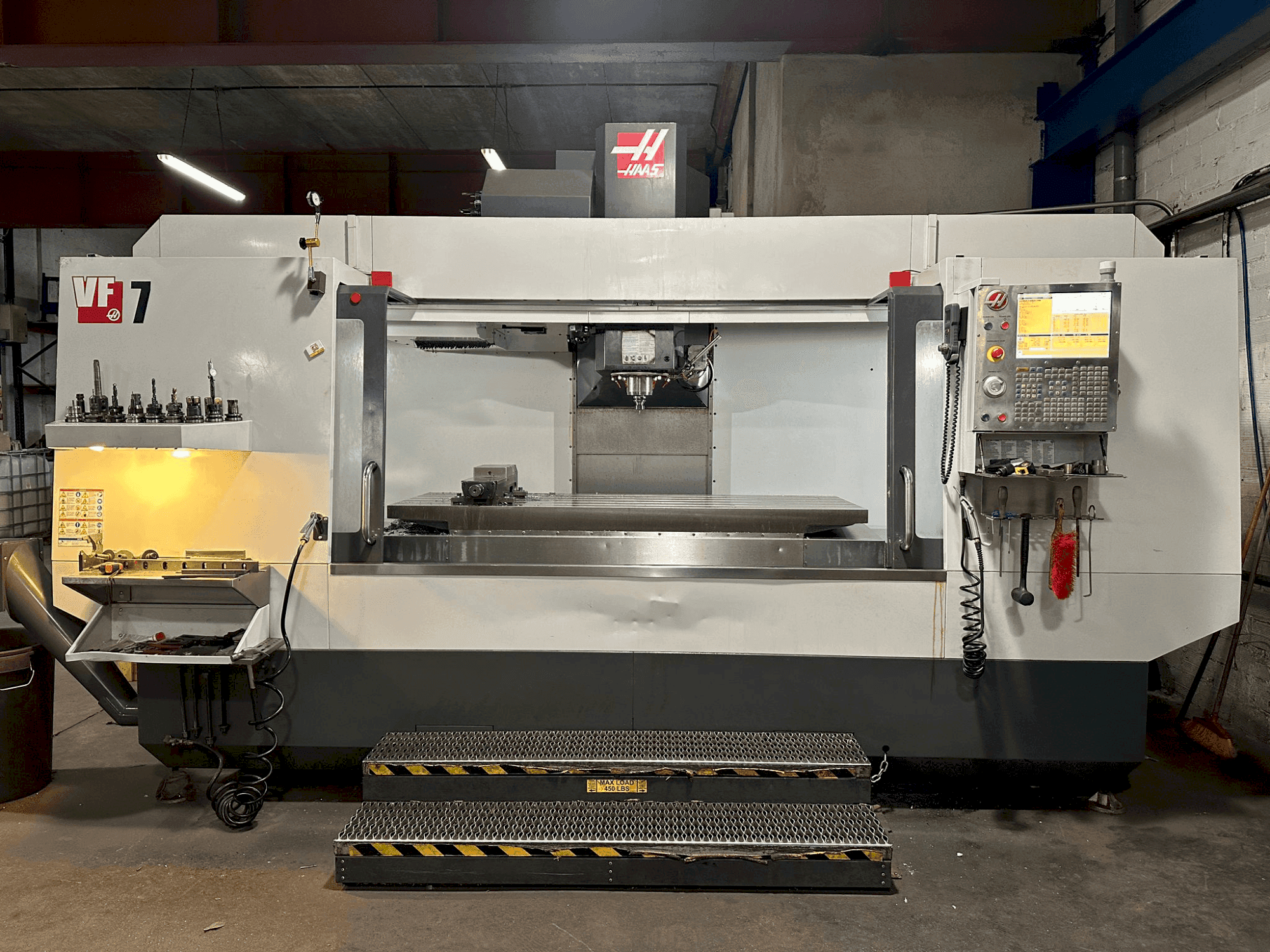 Prikaz stroja HAAS VF-7/40 sprijeda