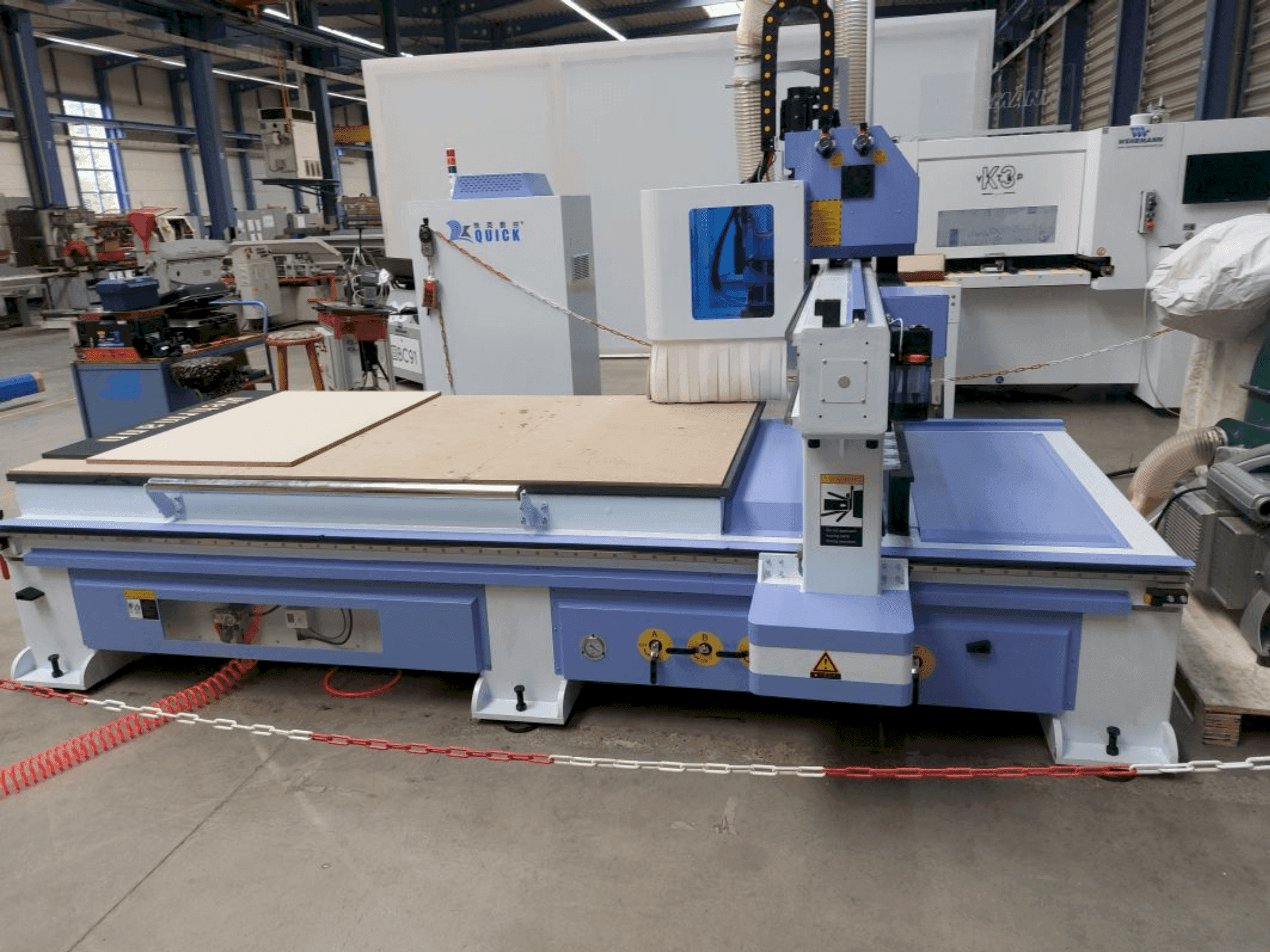 Prikaz stroja QUICK CNC UE-481 sprijeda