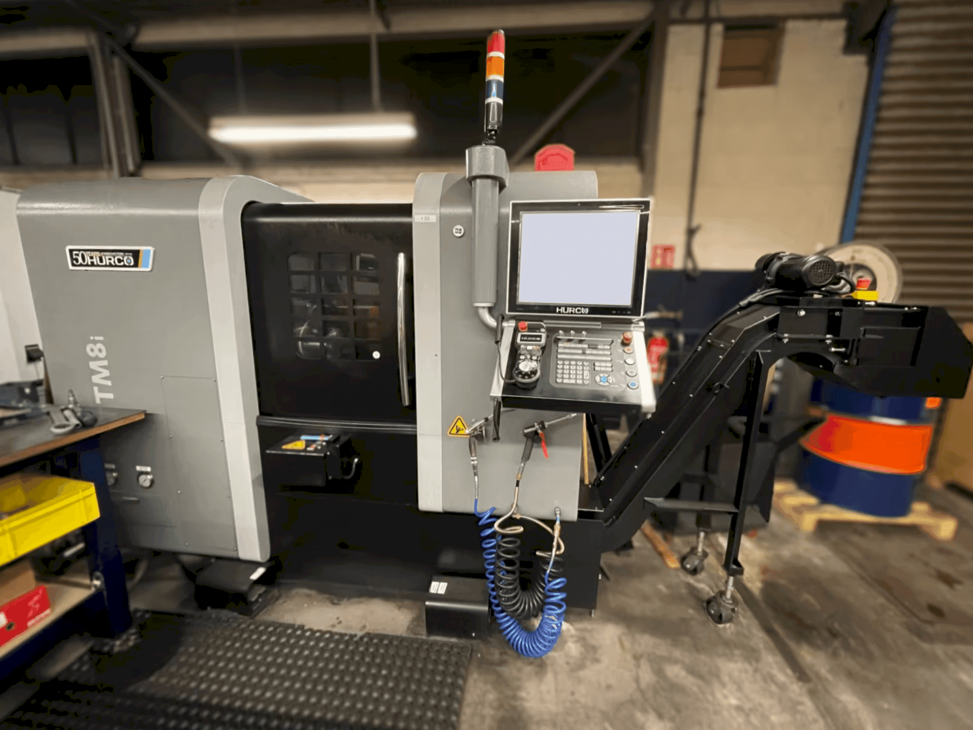 Prikaz stroja Hurco TM8i sprijeda