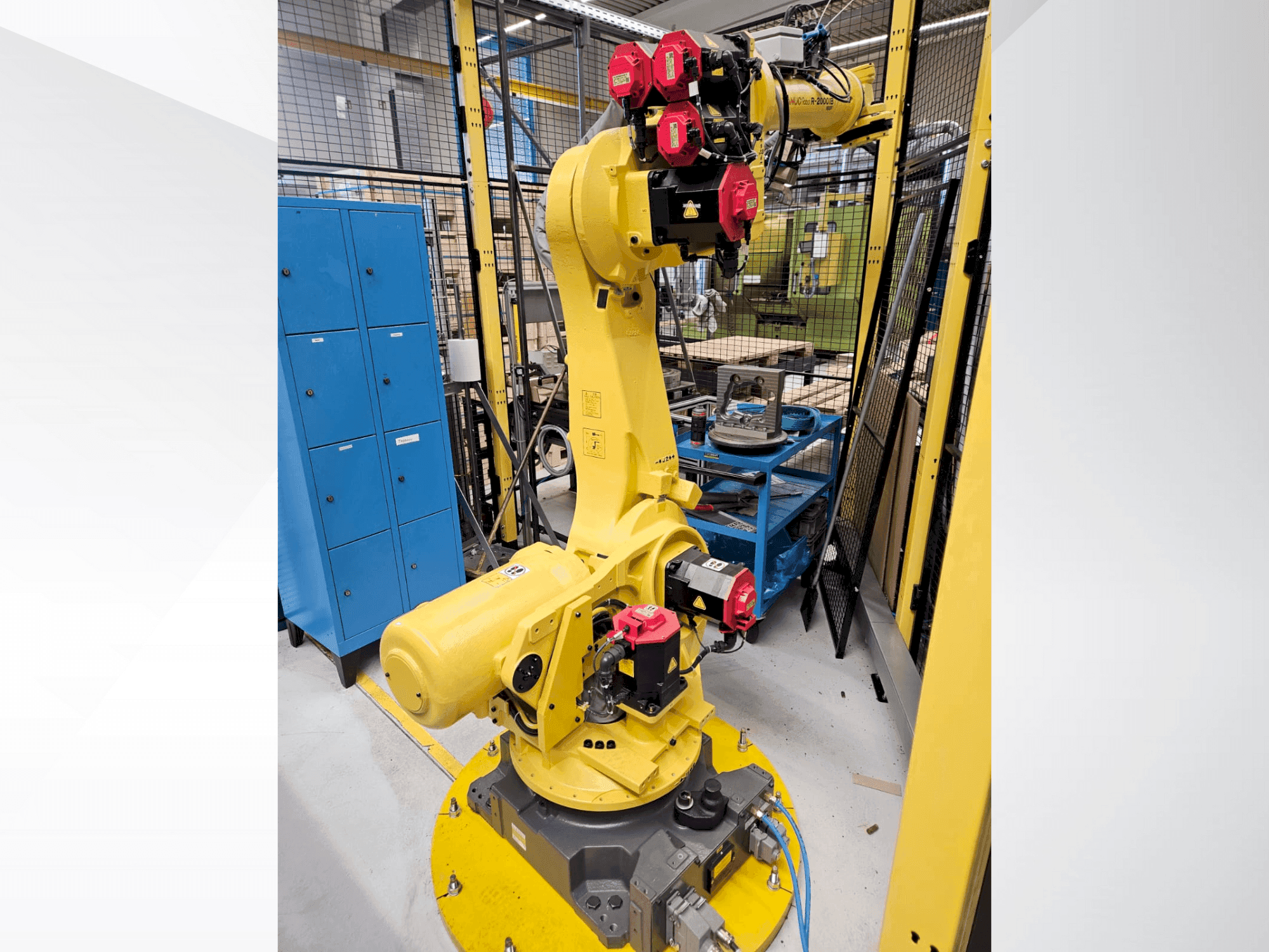 Prikaz stroja FANUC R2000iB/165F sprijeda