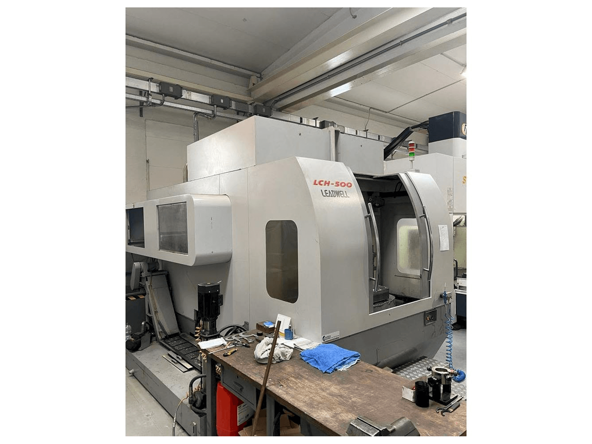 Prikaz lijeve strane stroja Leadwell LCH-500