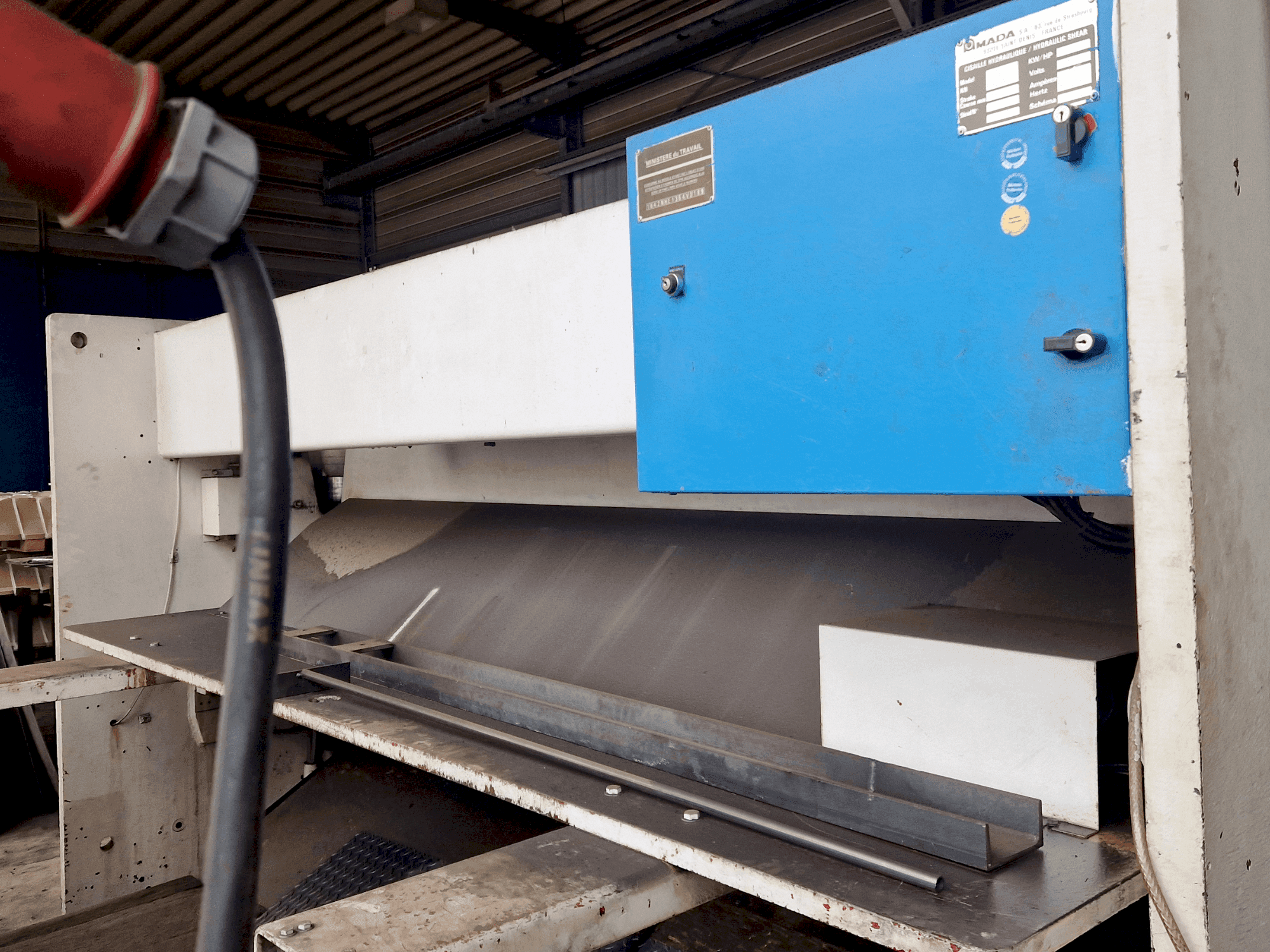 Prikaz stroja AMADA GPN1 30 sprijeda