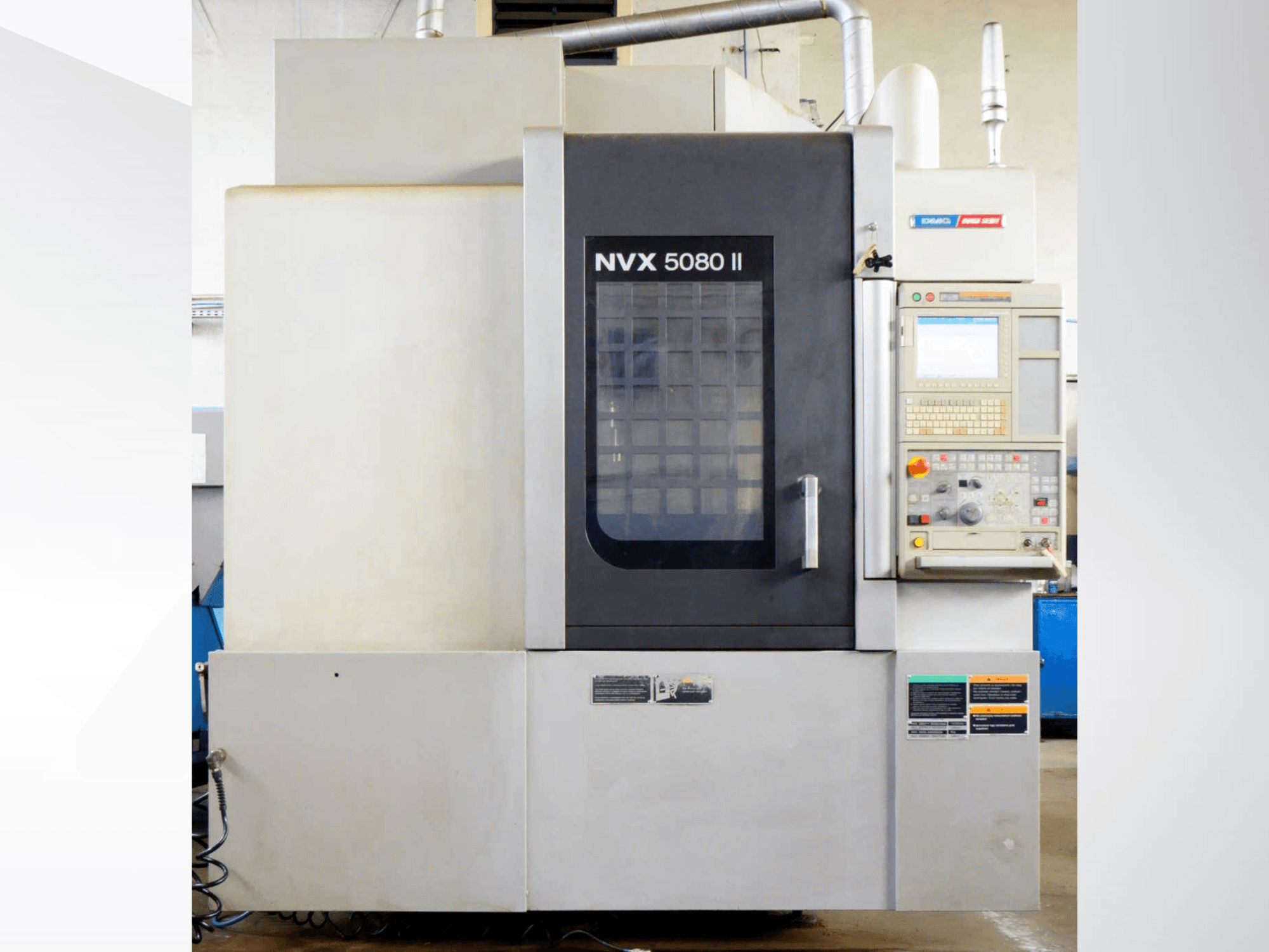 Vertikalni obradni centar DMG Mori Seiki NVX 5080 II, prednji pogled, s upravljačkom pločom i dizajnom vrata s rešetkom.