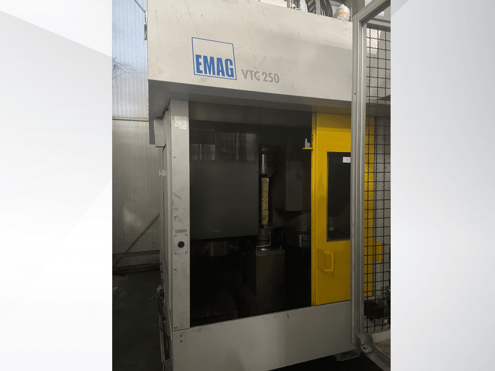 Vertikalni obradni centar EMAG VTC 250 u prednjem pogledu, sa žutim vratima i vidljivim alatom za rezanje unutar komore.