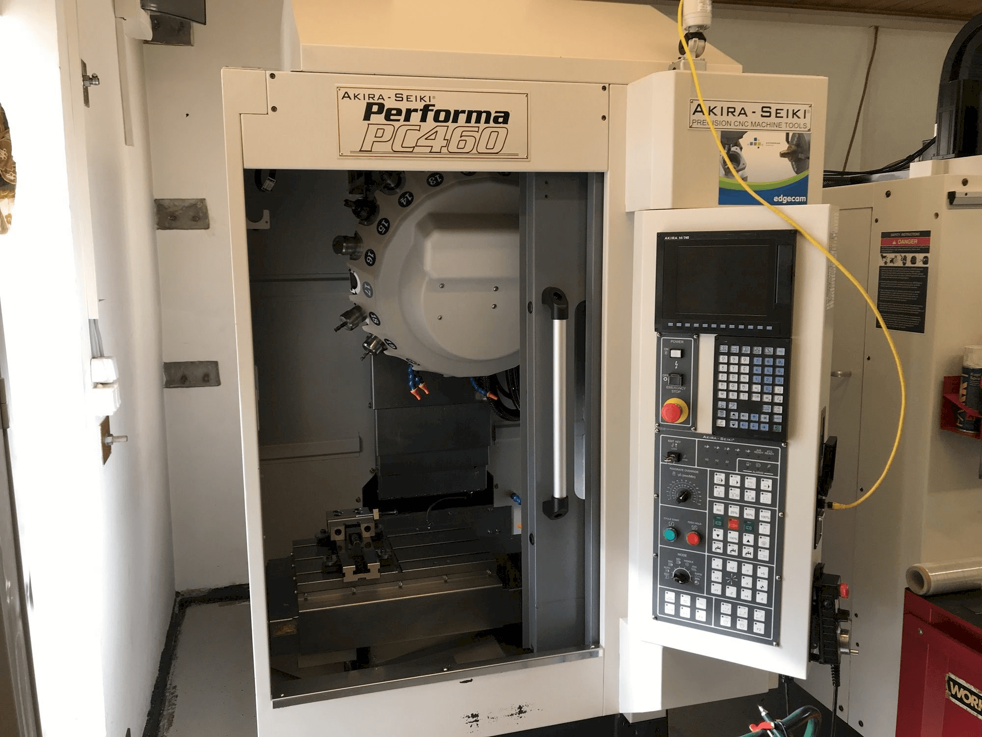 Prikaz stroja Akira Seiki PC 460 sprijeda