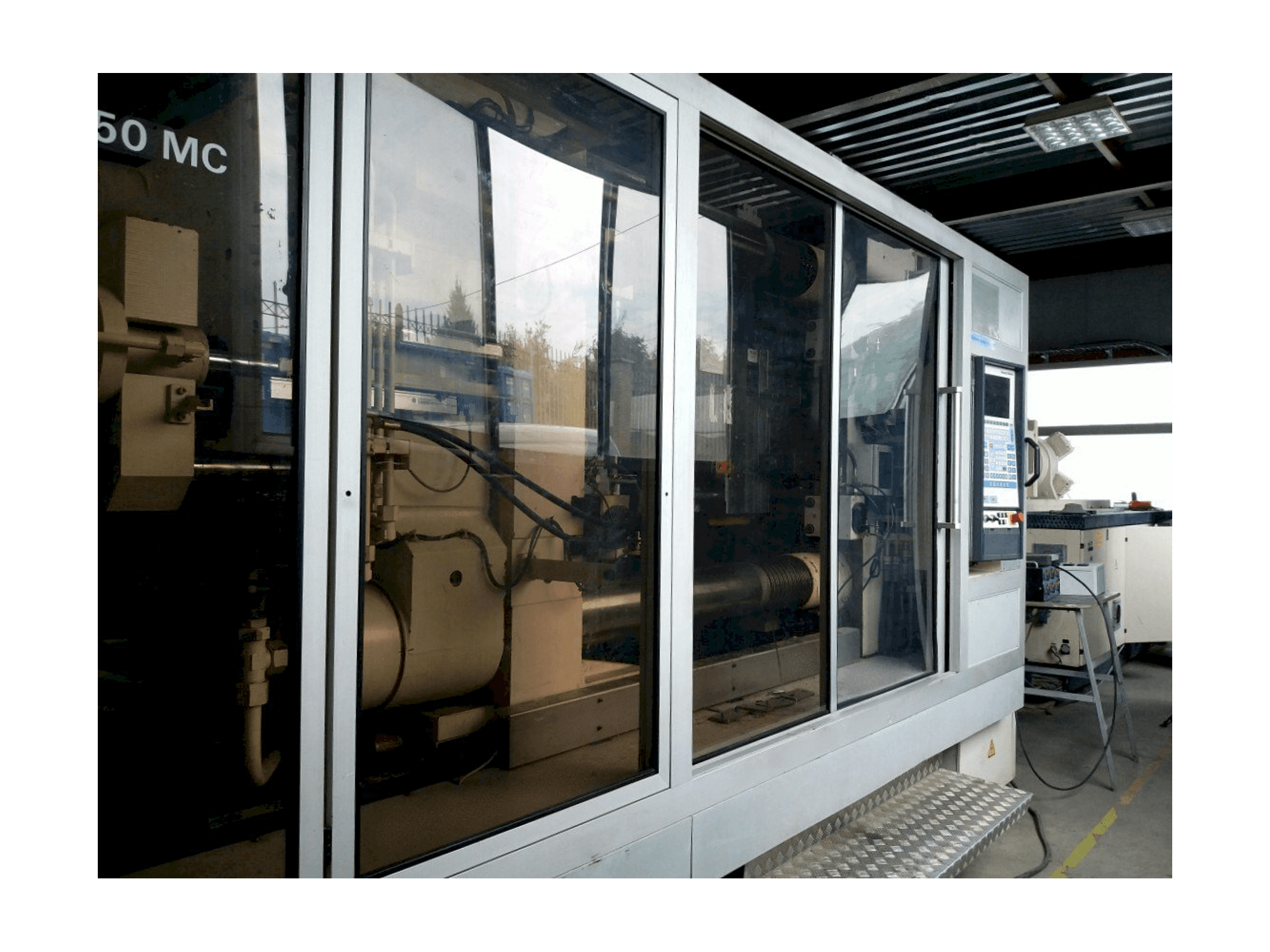 Prikaz stroja Krauss Maffei KM 800/1330 MC sprijeda