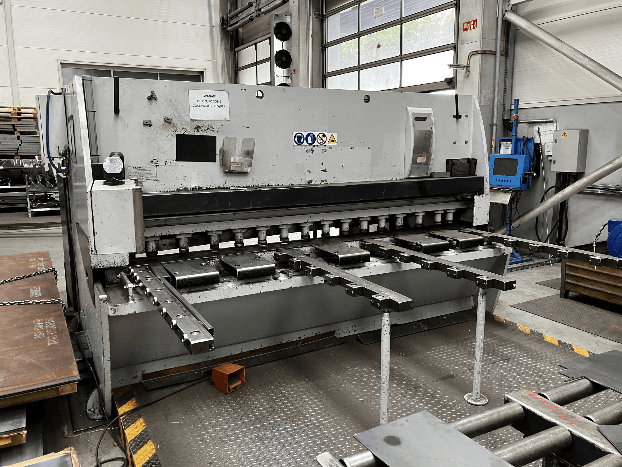 CNC stroj za rezanje LVD MVS-TS 13/31, prednji pogled, s oštricama za rezanje i upravljačkom pločom.