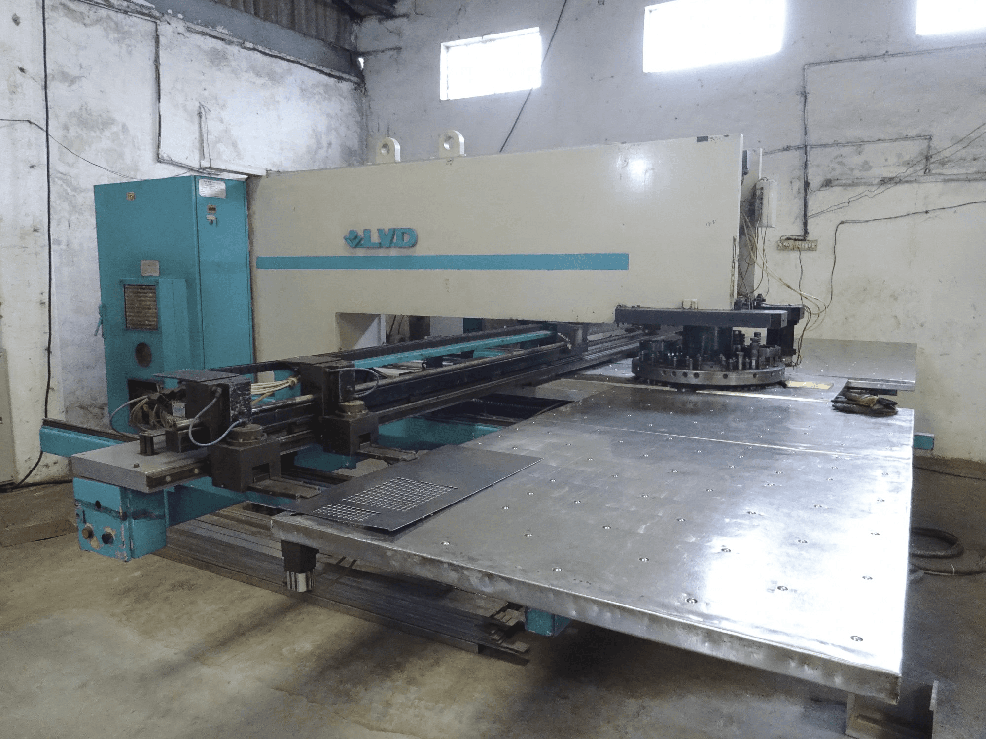 Prikaz stroja LVD DELTA 1250 LB TK slijeva