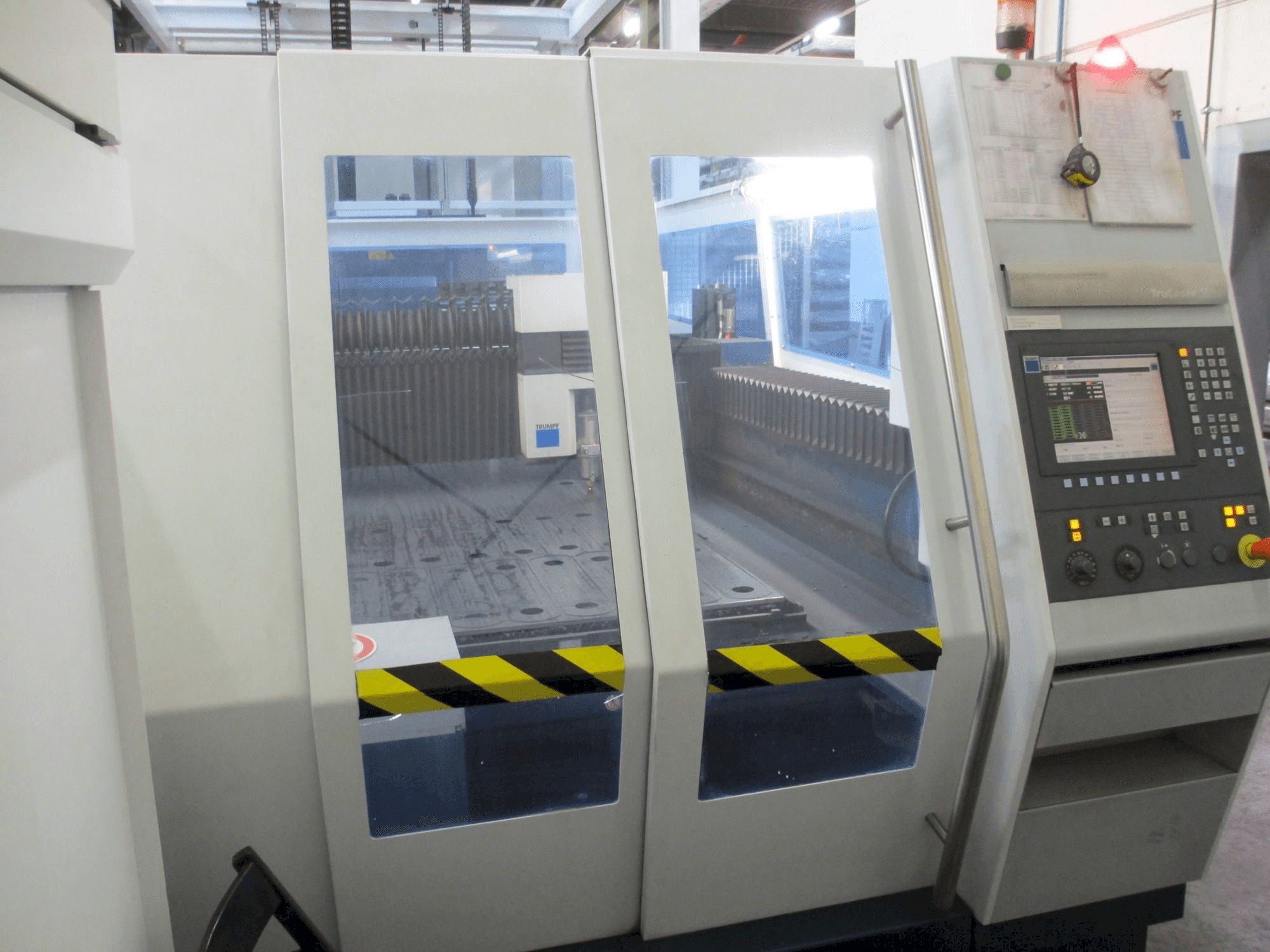 Prikaz stroja Trumpf TruLaser 5030 sprijeda