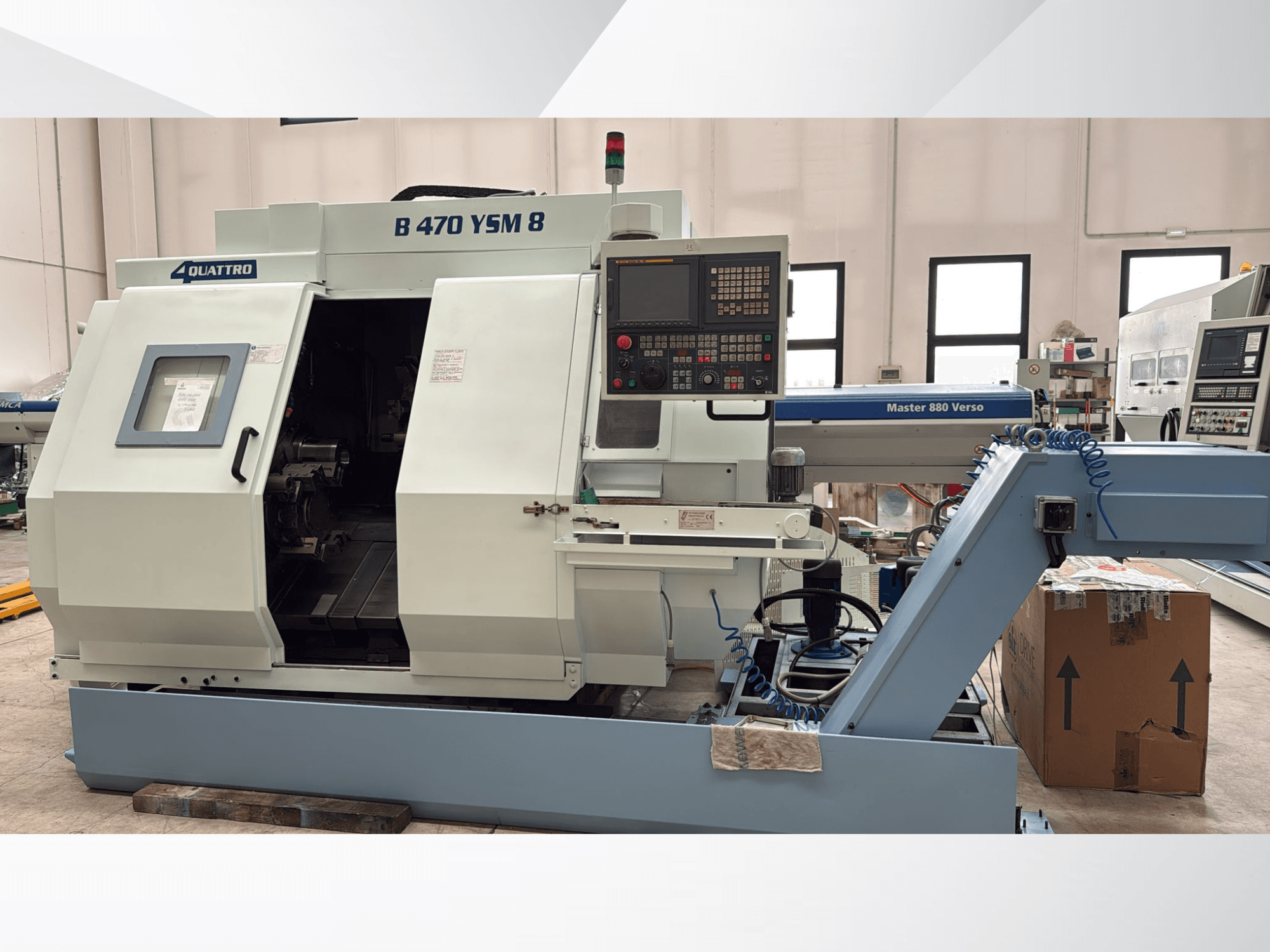 Biglia B470 YSM tokarski glodački centar, prednji pogled koji prikazuje upravljačku ploču, otvoreni poklopac i radni prostor s alatima unutra.