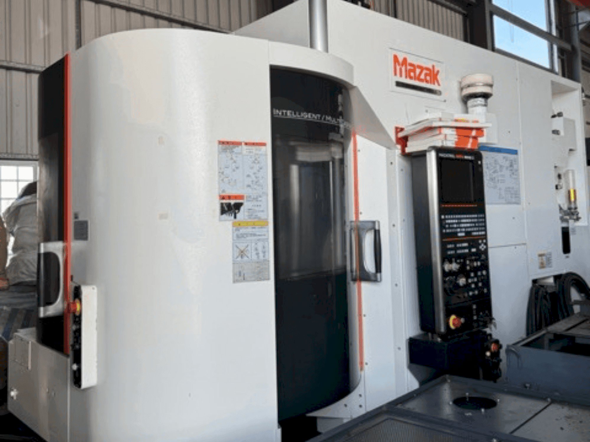 Prikaz stroja Mazak VARIAXIS J-500 sprijeda