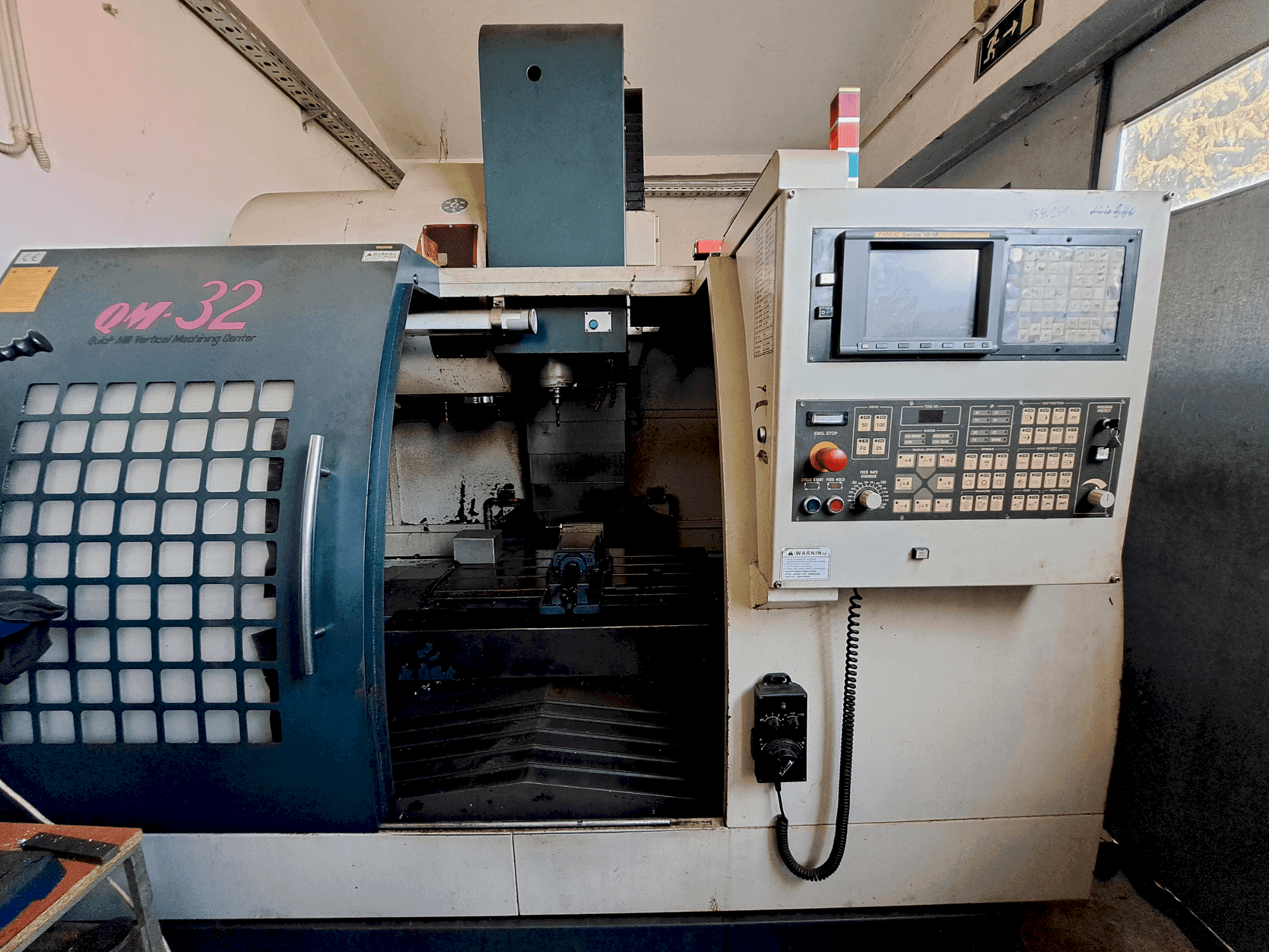 Prikaz stroja Feeler QM-32 sprijeda