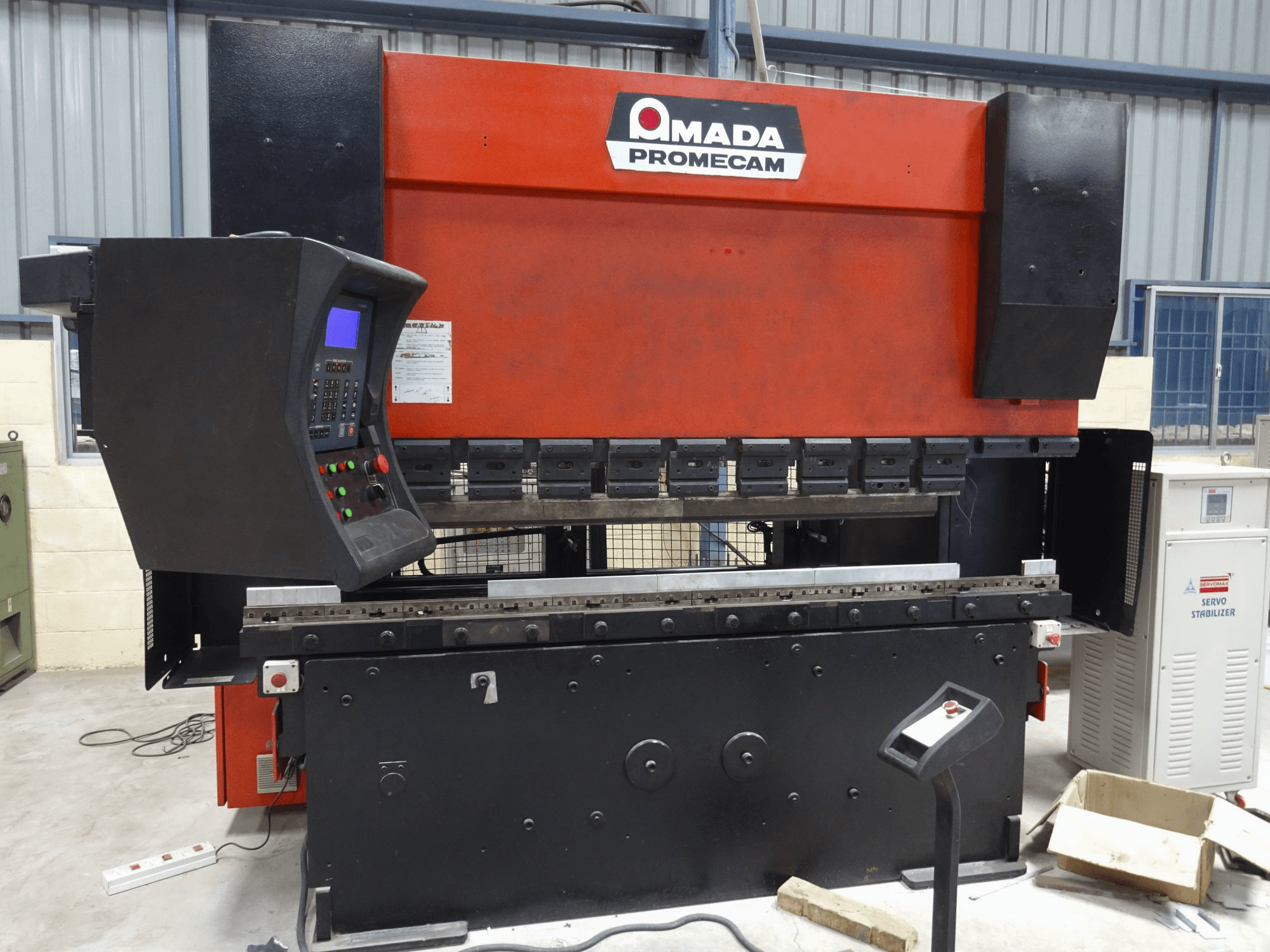 Prikaz stroja AMADA HFBO Promecam sprijeda