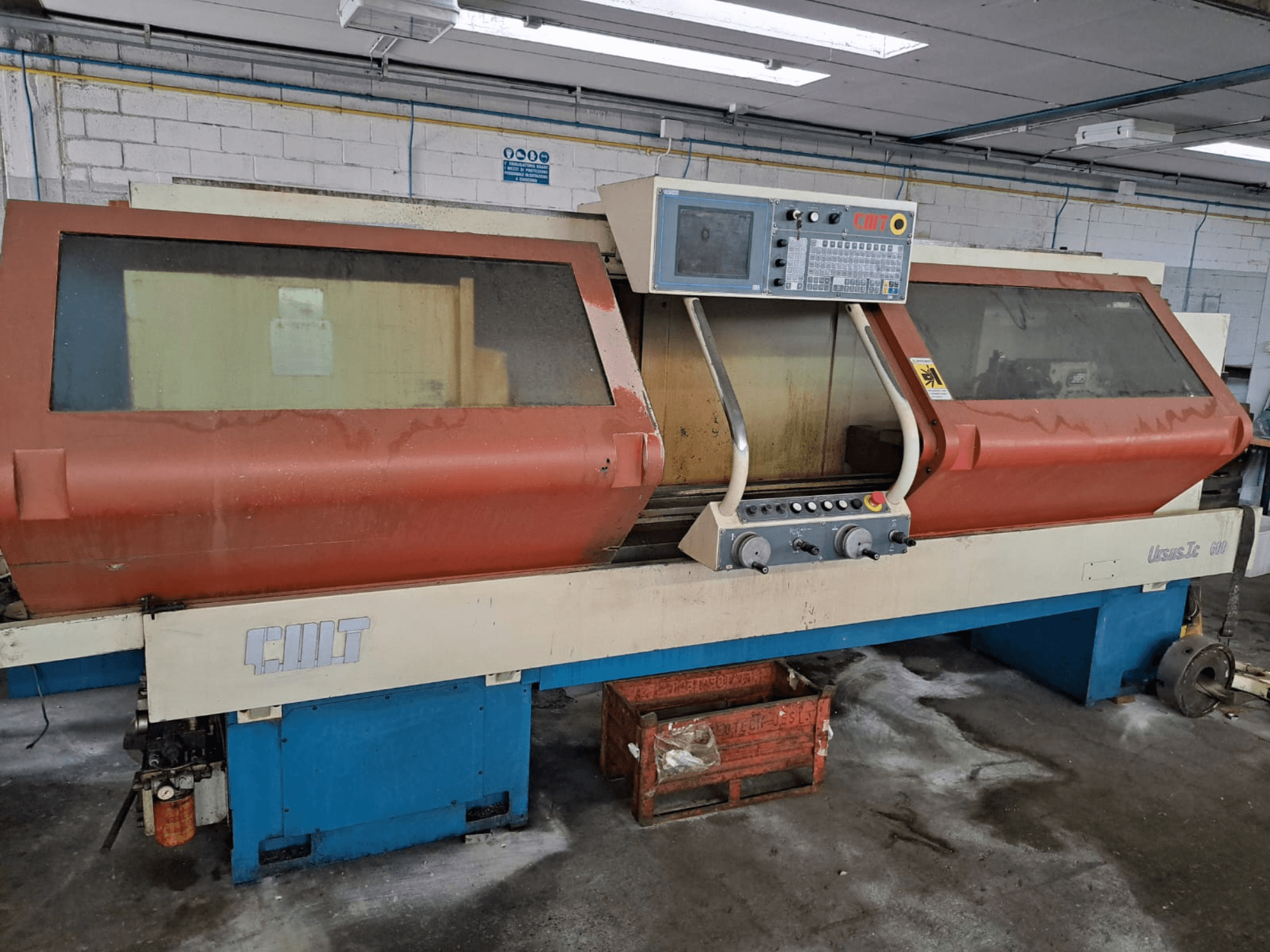 Horizontalni tokarski stroj URSUS TC, prednji pogled, s crvenim kućištem, upravljačkom pločom i vidljivim držačem alata.