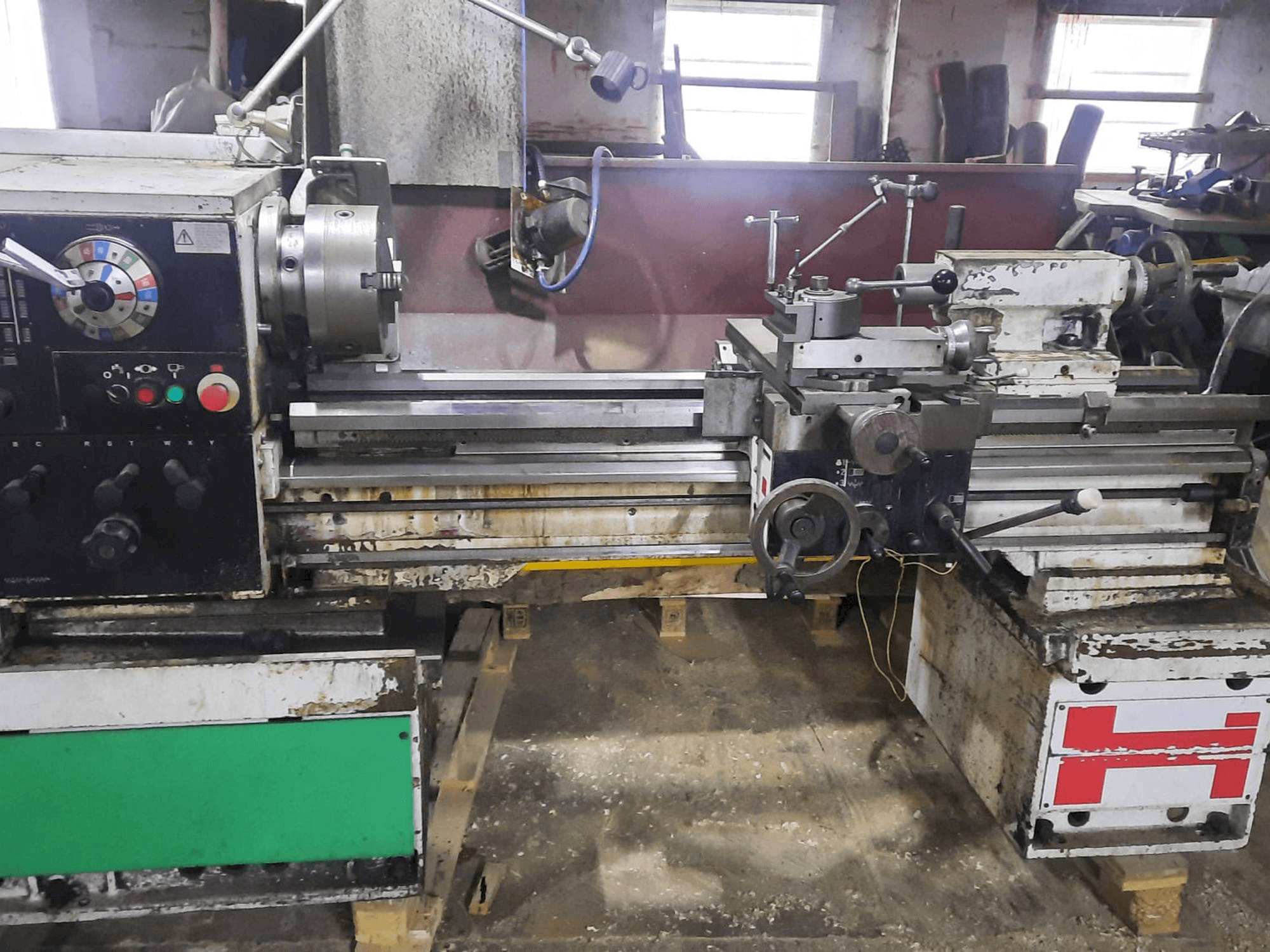 Prikaz stroja Harrison M390 sprijeda