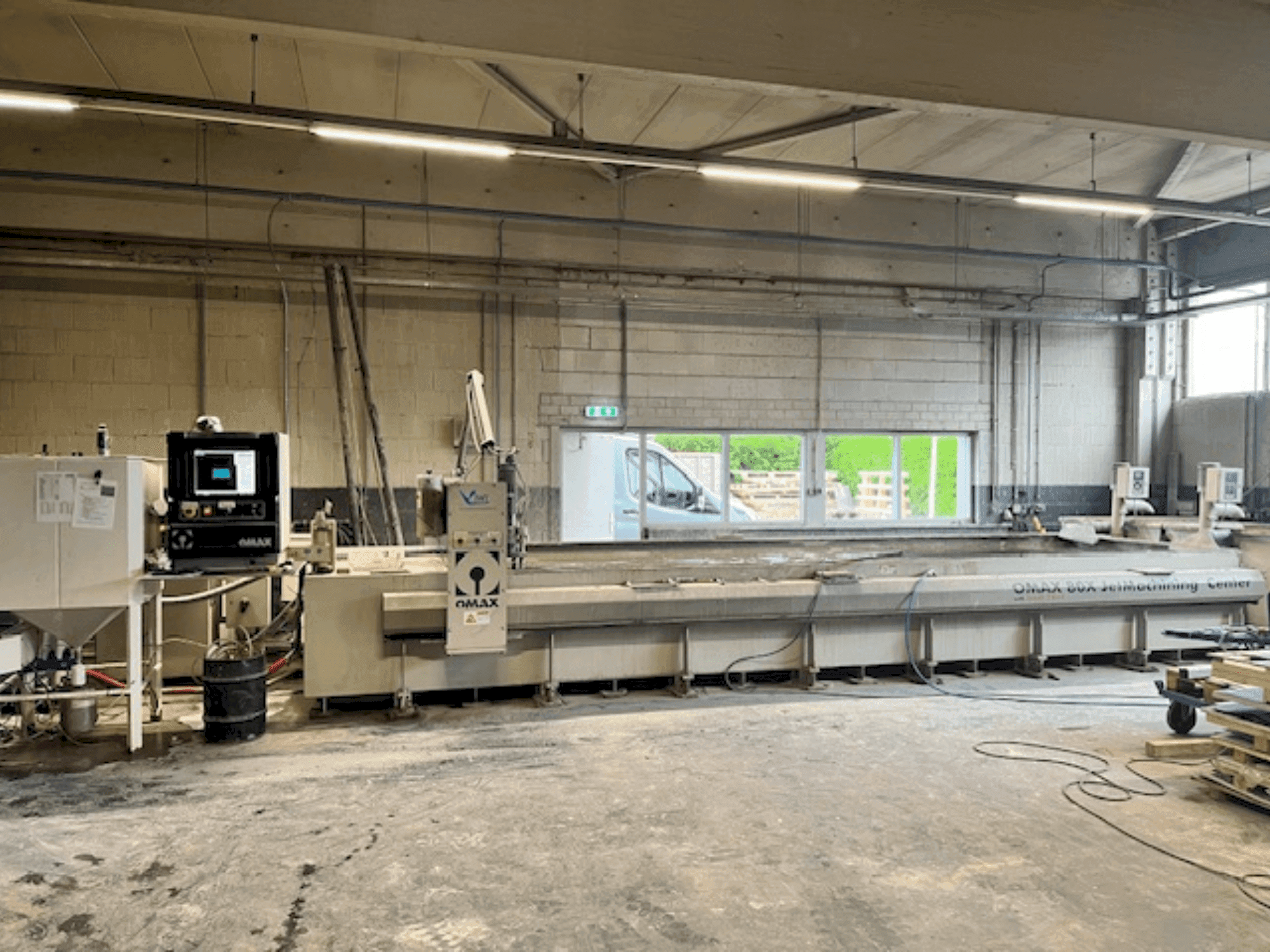 Prikaz stroja OMAX 80X sprijeda