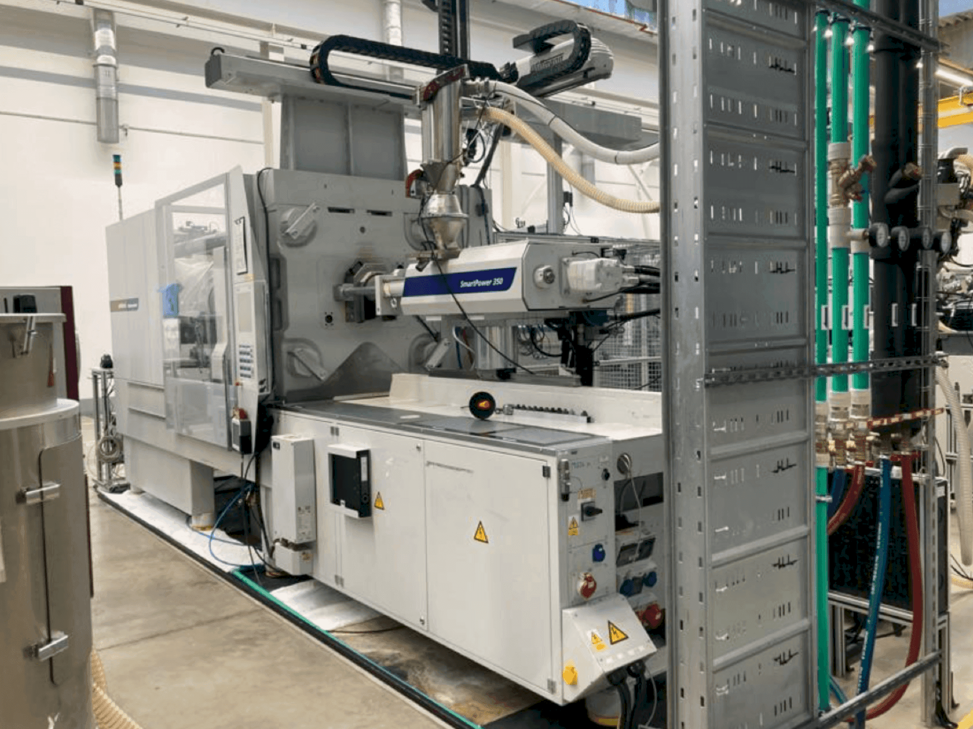 Prikaz stroja WITTMANN Battenfeld SmartPower 350/1000 UNILOG BGP sprijeda
