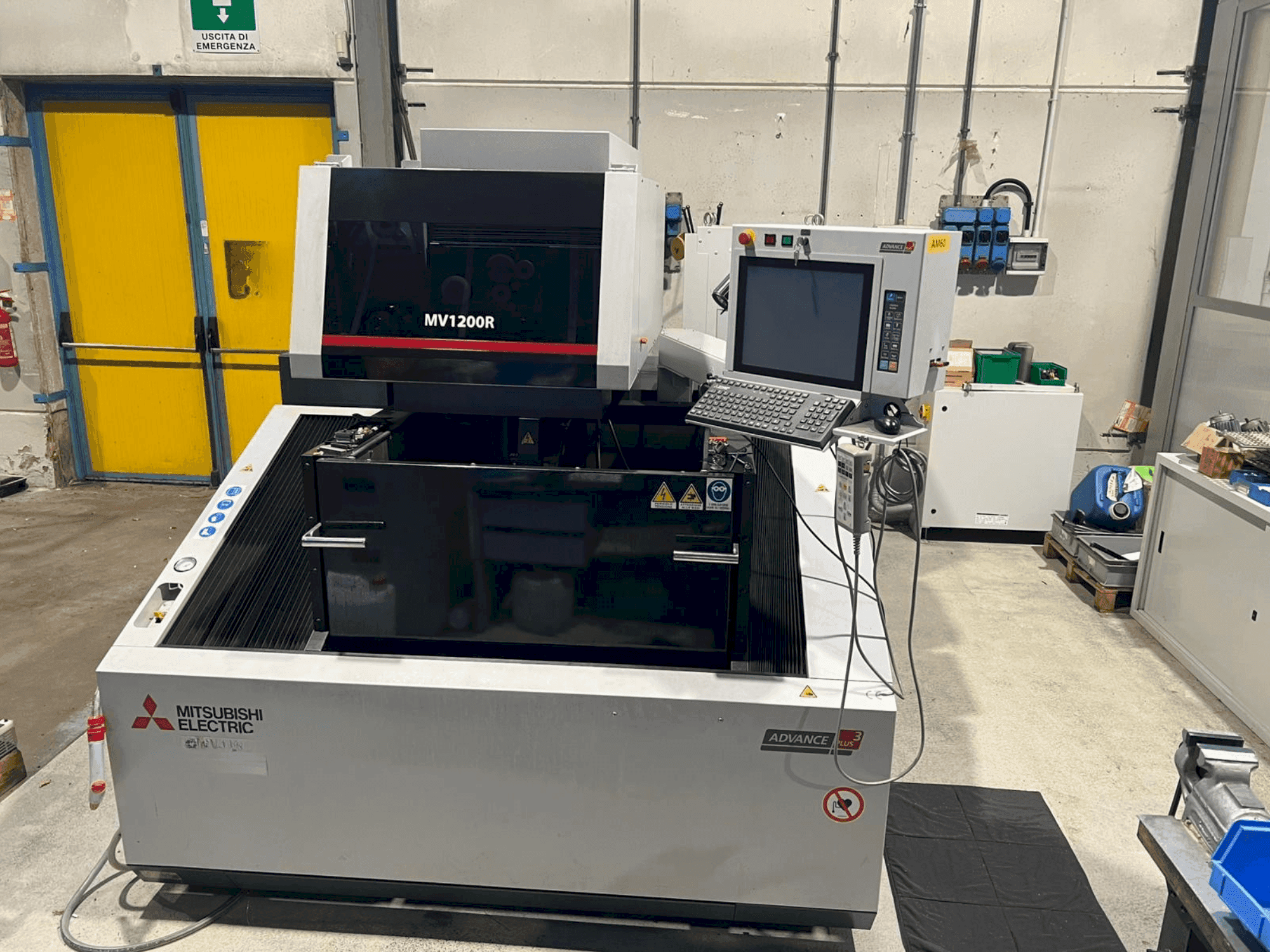 Prikaz stroja Mitsubishi MV1200R sprijeda