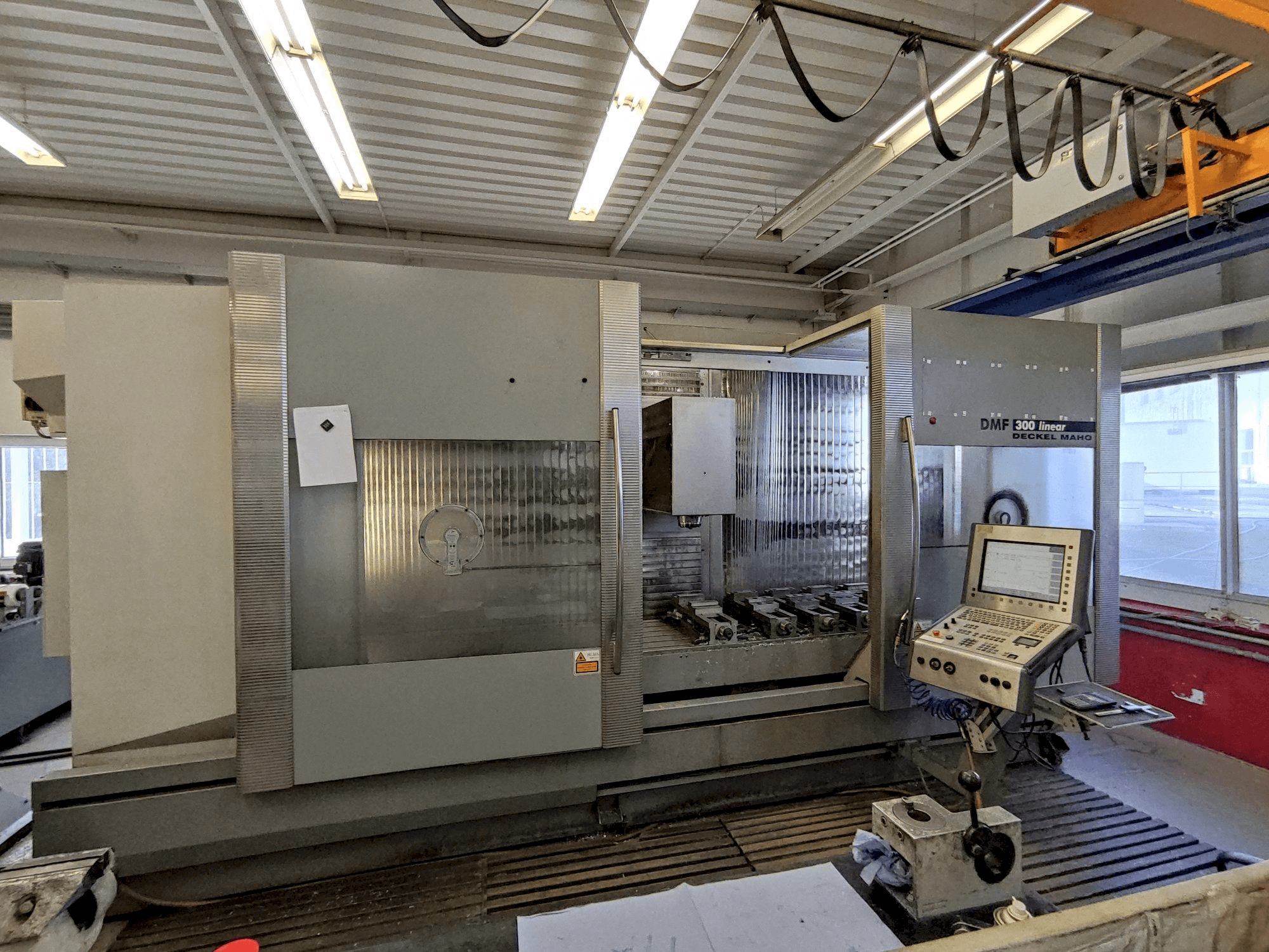 Prikaz stroja DECKEL MAHO DMF 300 linear sprijeda