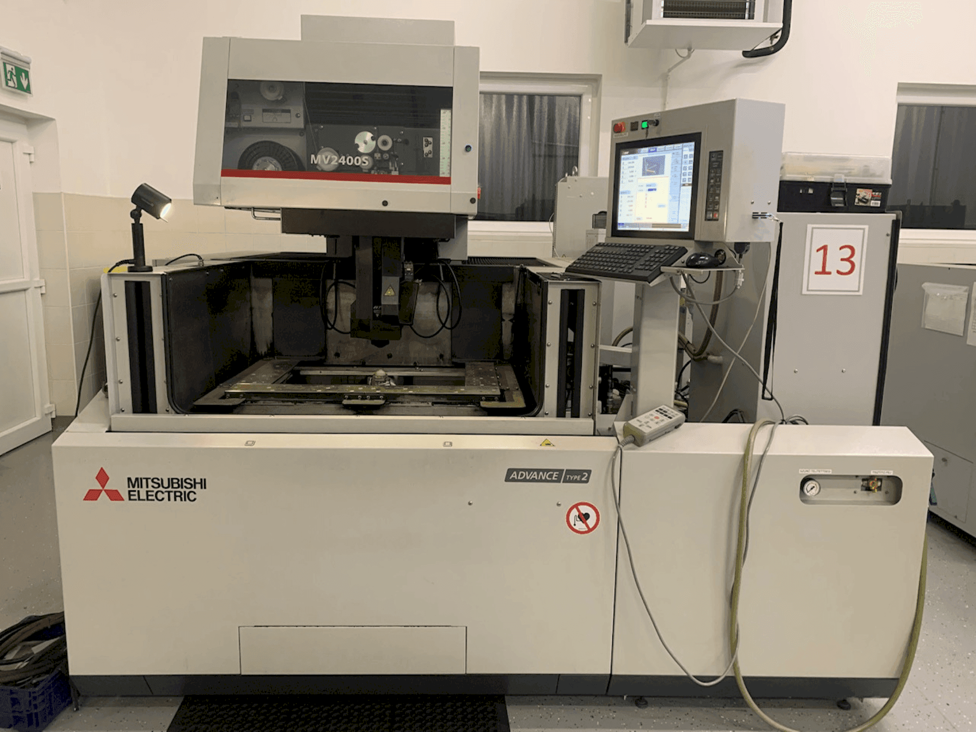 Prikaz stroja Mitsubishi MV2400S sprijeda