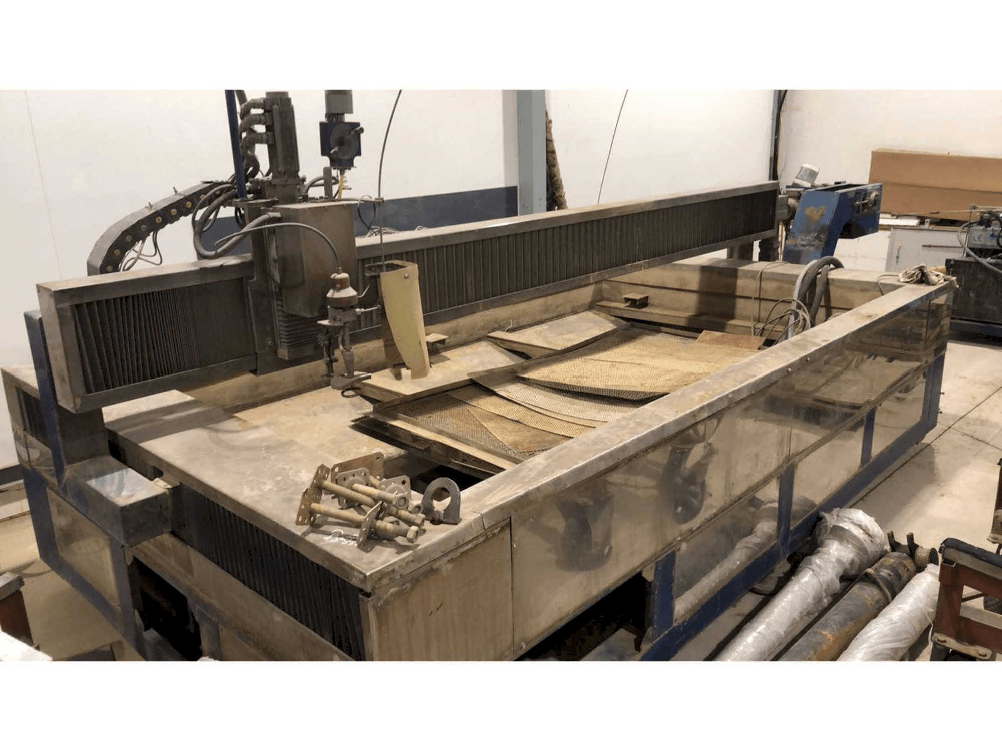 Prikaz stroja Waterjet Italy WF 1630 CNC sprijeda