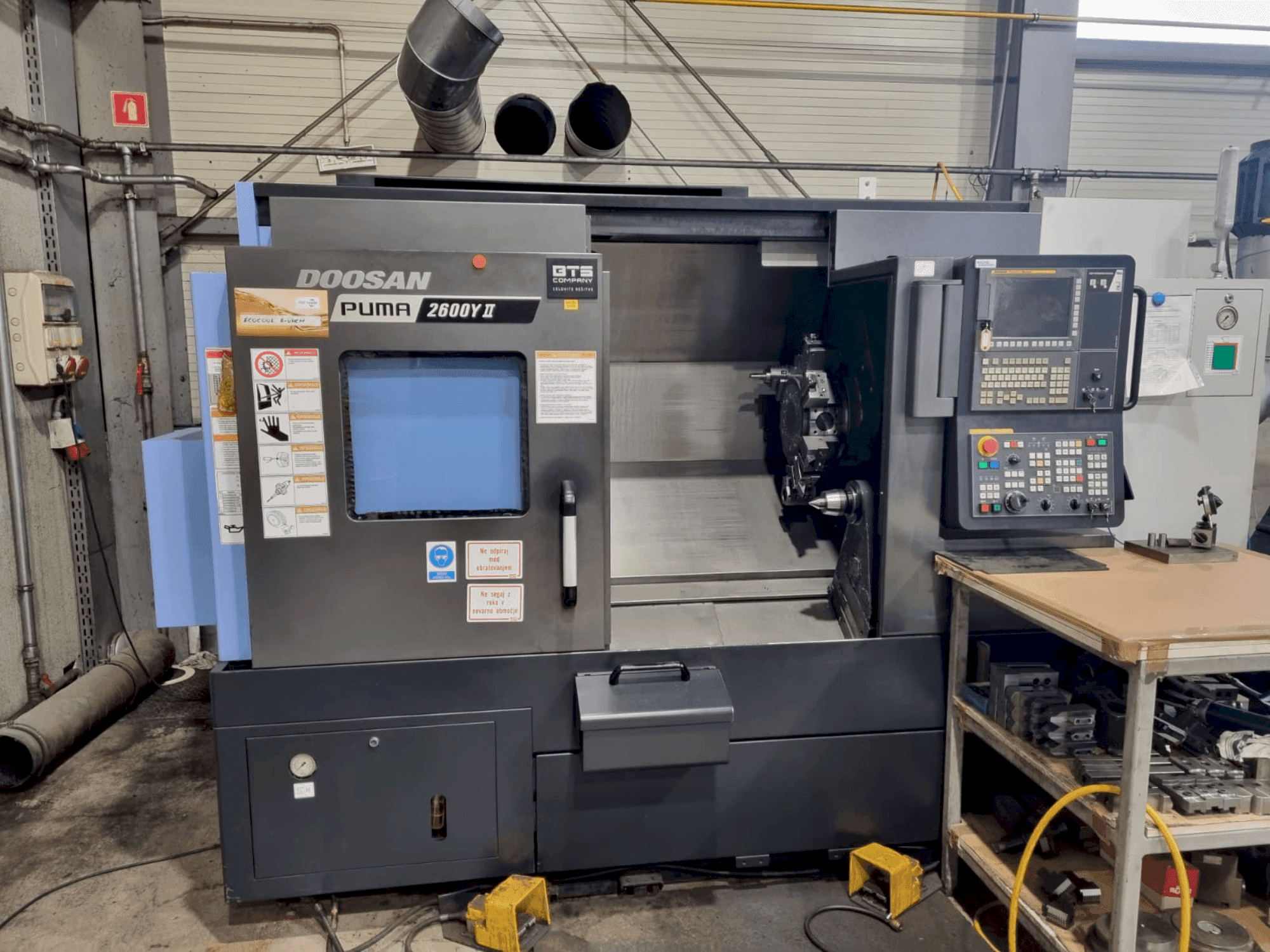 Prikaz stroja DOOSAN Puma 2600Y II sprijeda