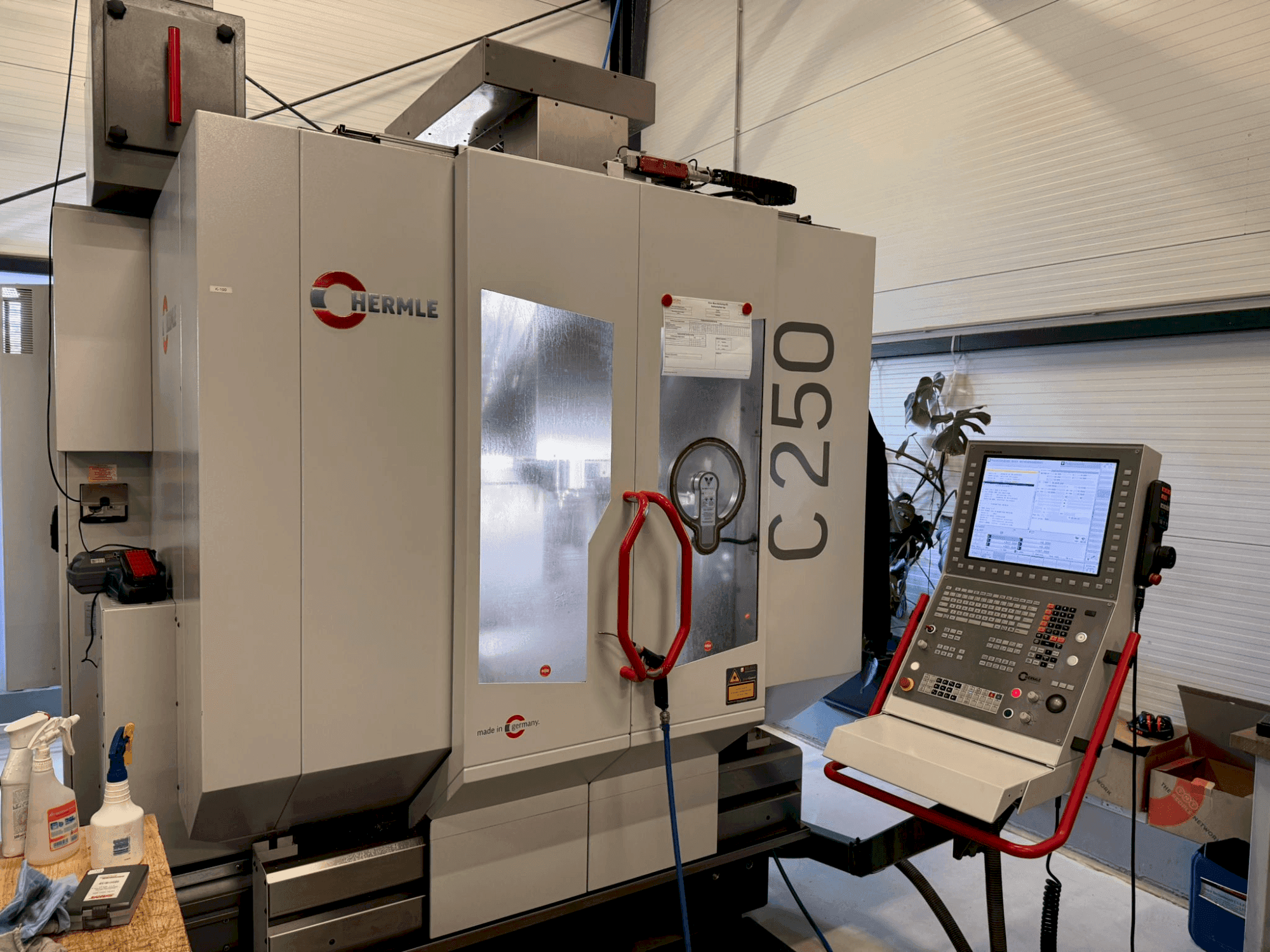 Prikaz stroja HERMLE C 250 sprijeda