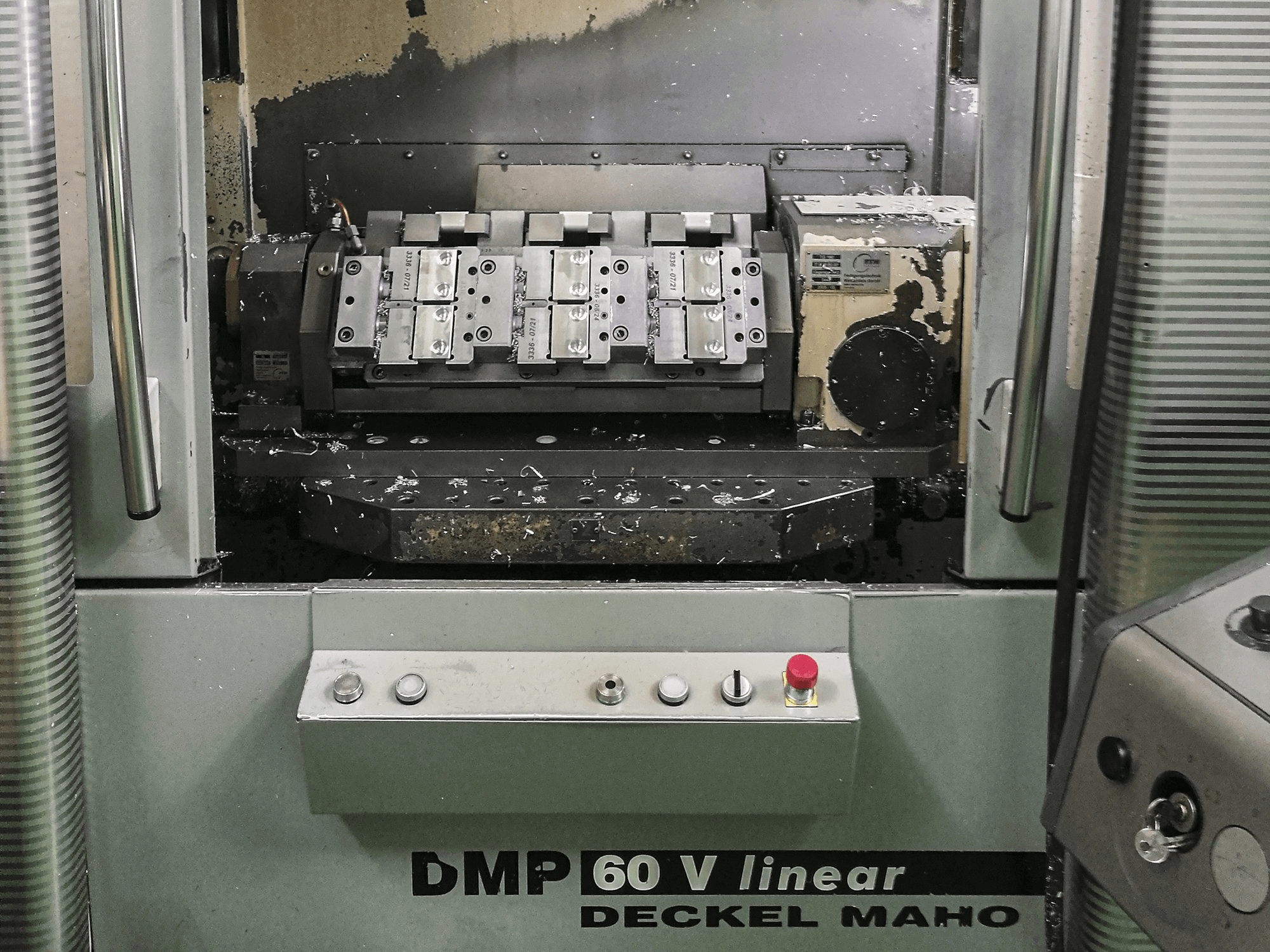 Prikaz stroja DECKEL MAHO DMP 60 V linear sprijeda