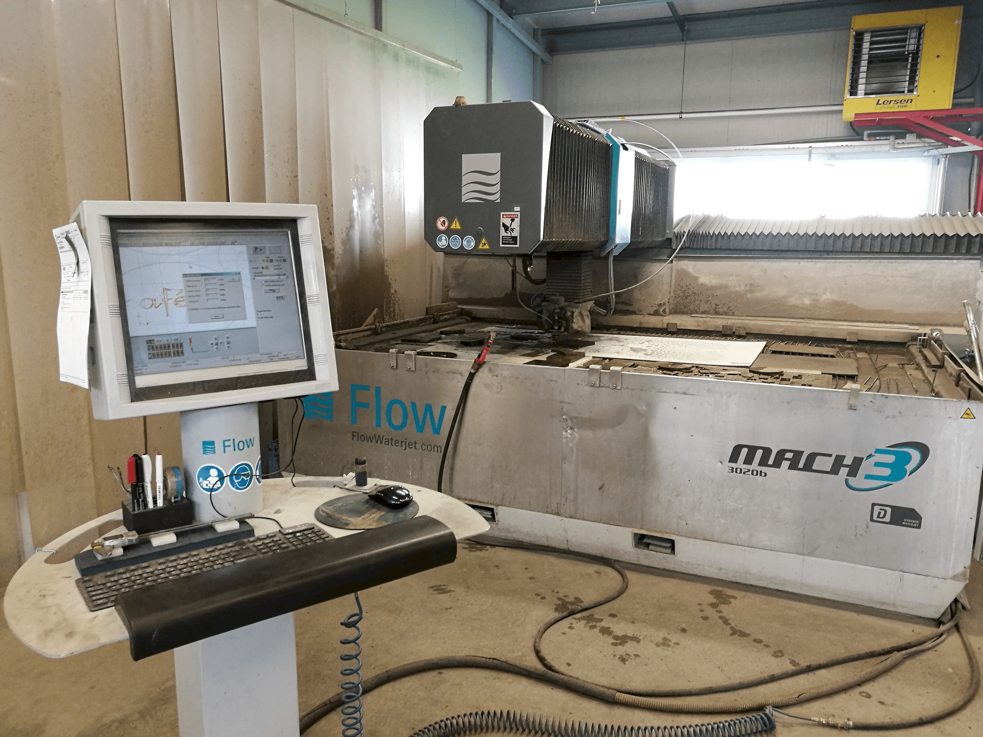 Prikaz stroja Flow Mach3-3020b DWJ sprijeda