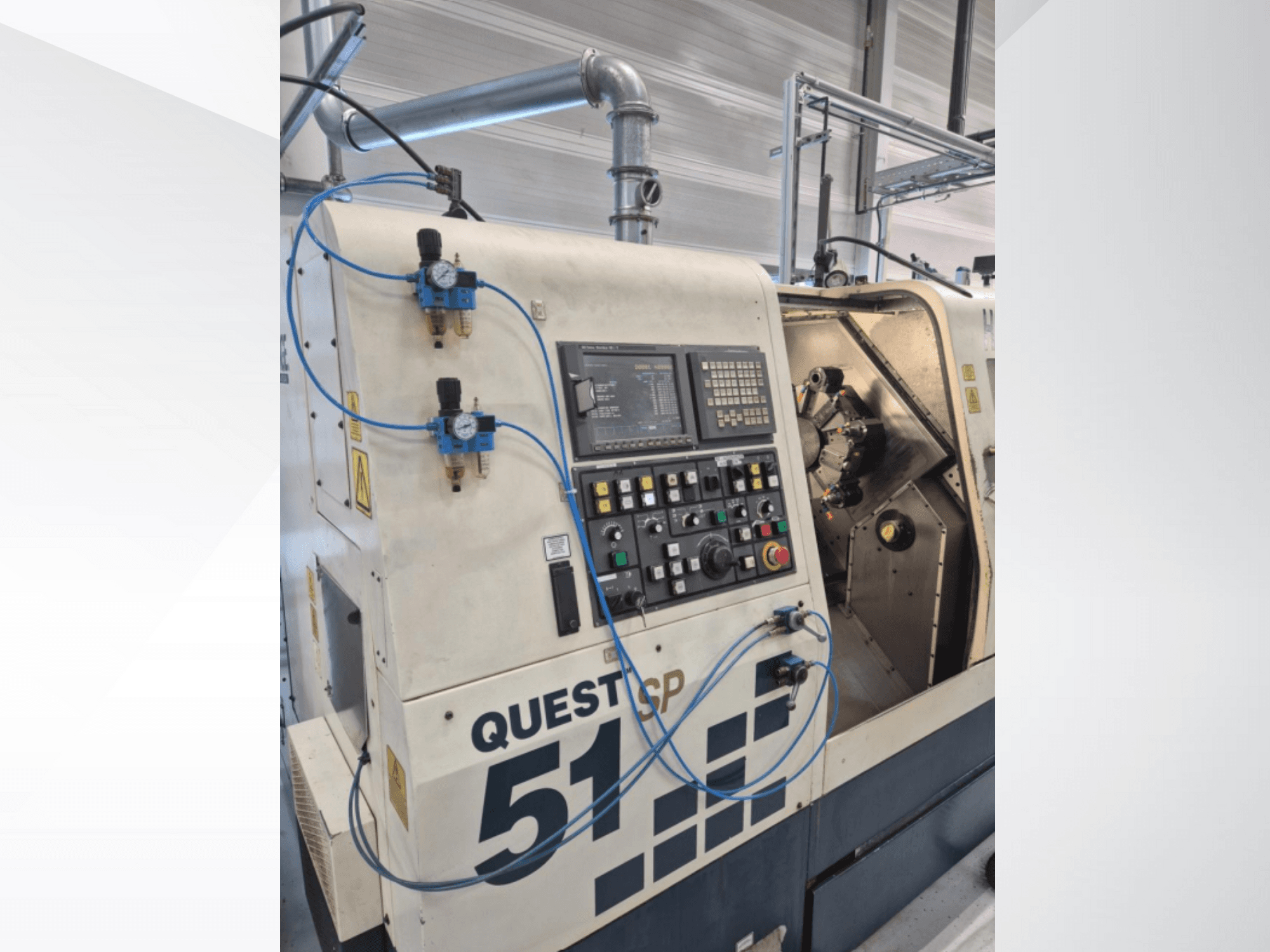 Prednji pogled na CNC stroj Questcp 51, upravljačka ploča s gumbima i zaslonom, pneumatske kontrole, industrijski dizajn.
