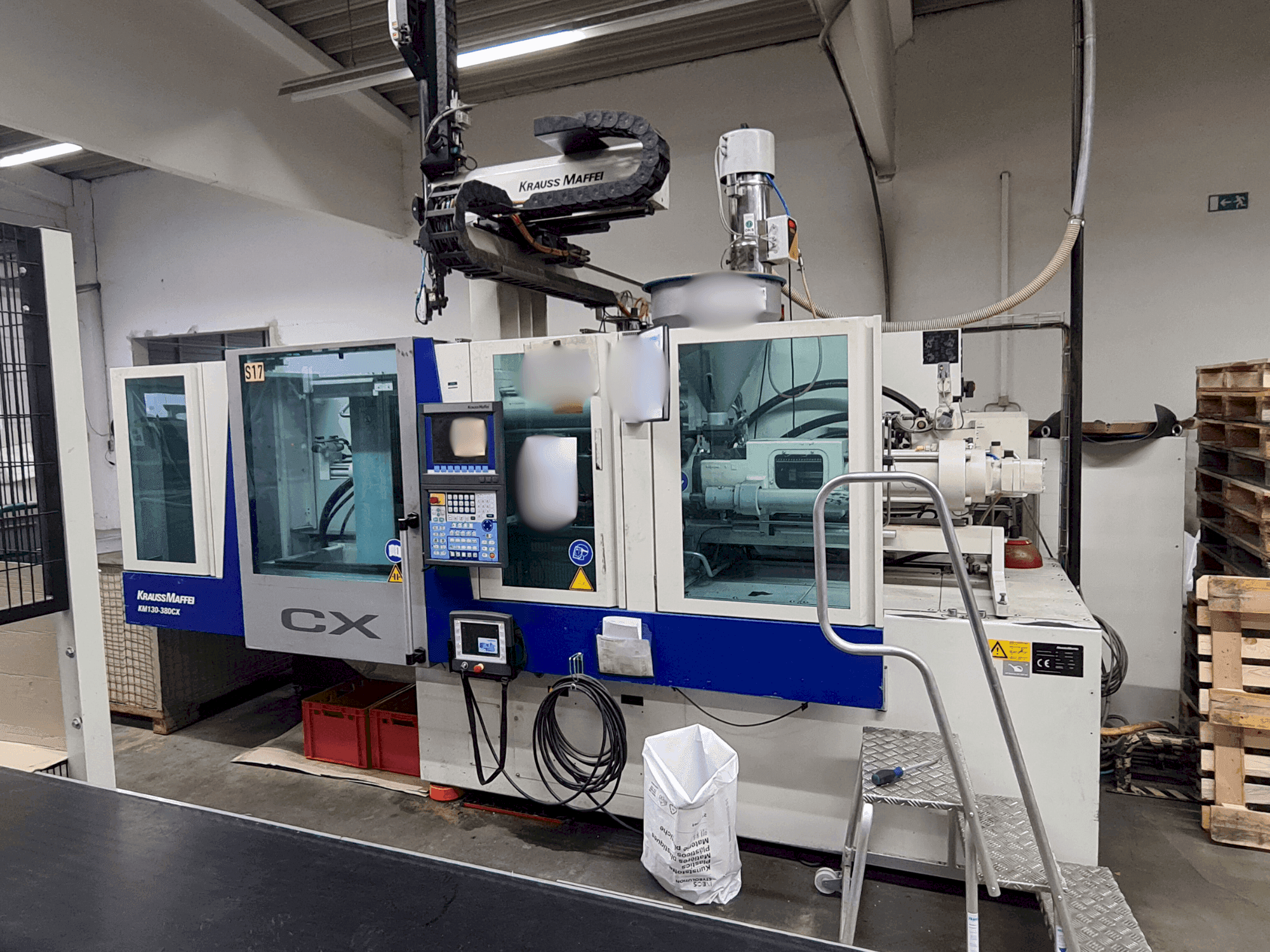 Prikaz stroja Krauss Maffei 130-380 CX sprijeda