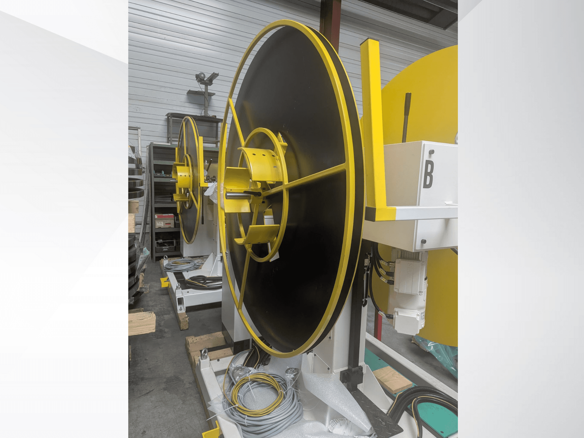 Veliki industrijski kalem, model XYZ, s crnom površinom i žutim detaljima, prikazan sa strane, s električnim priključcima.