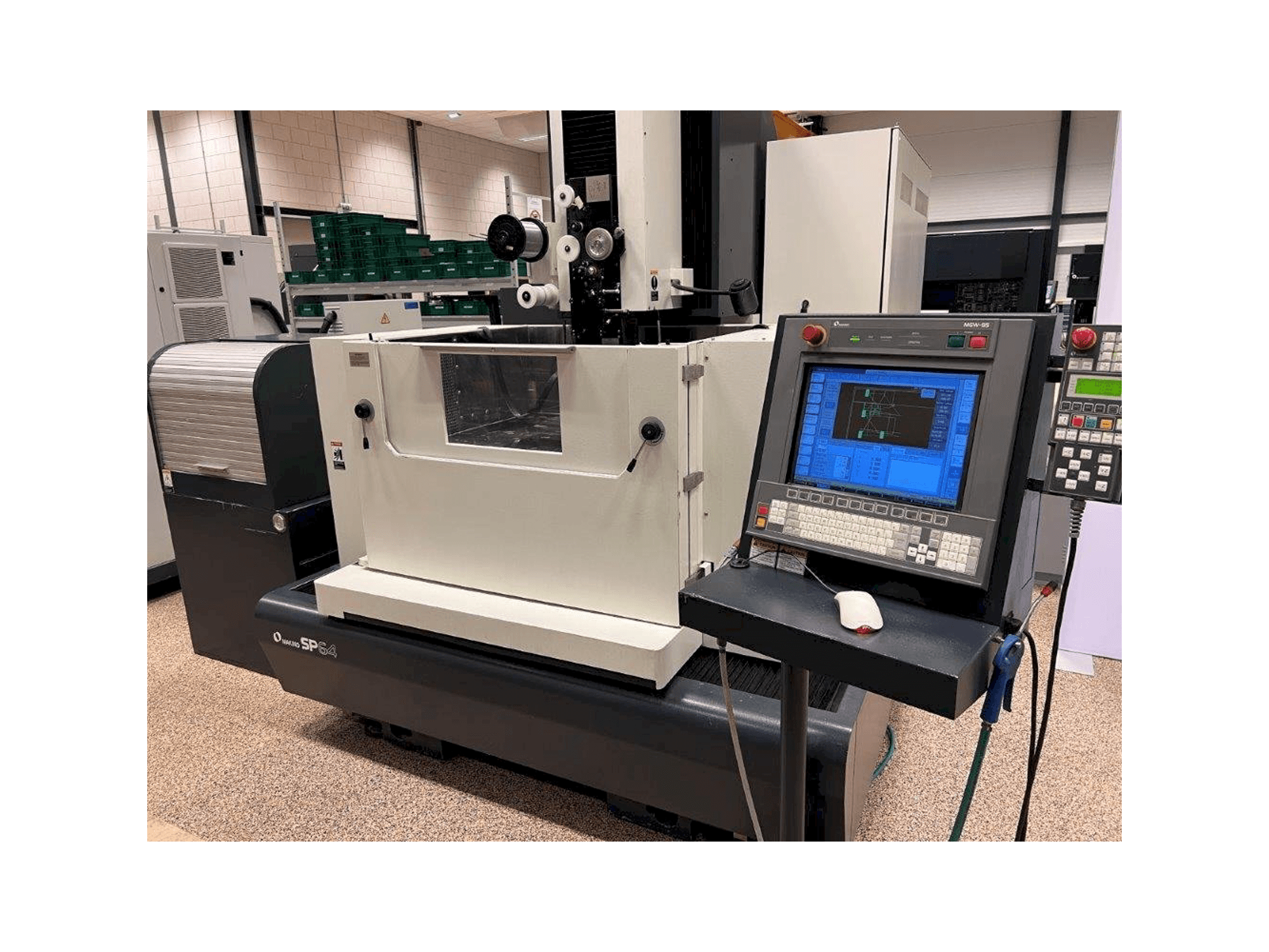 Prikaz stroja Makino sprijeda