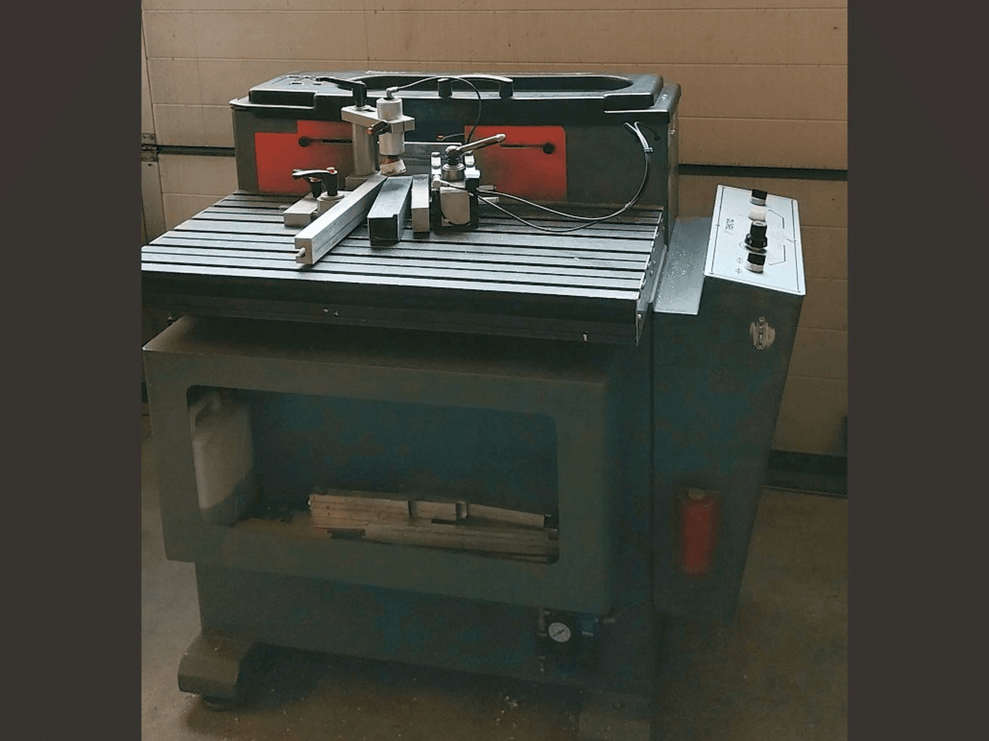 Prikaz lijeve strane stroja Tekna TK661