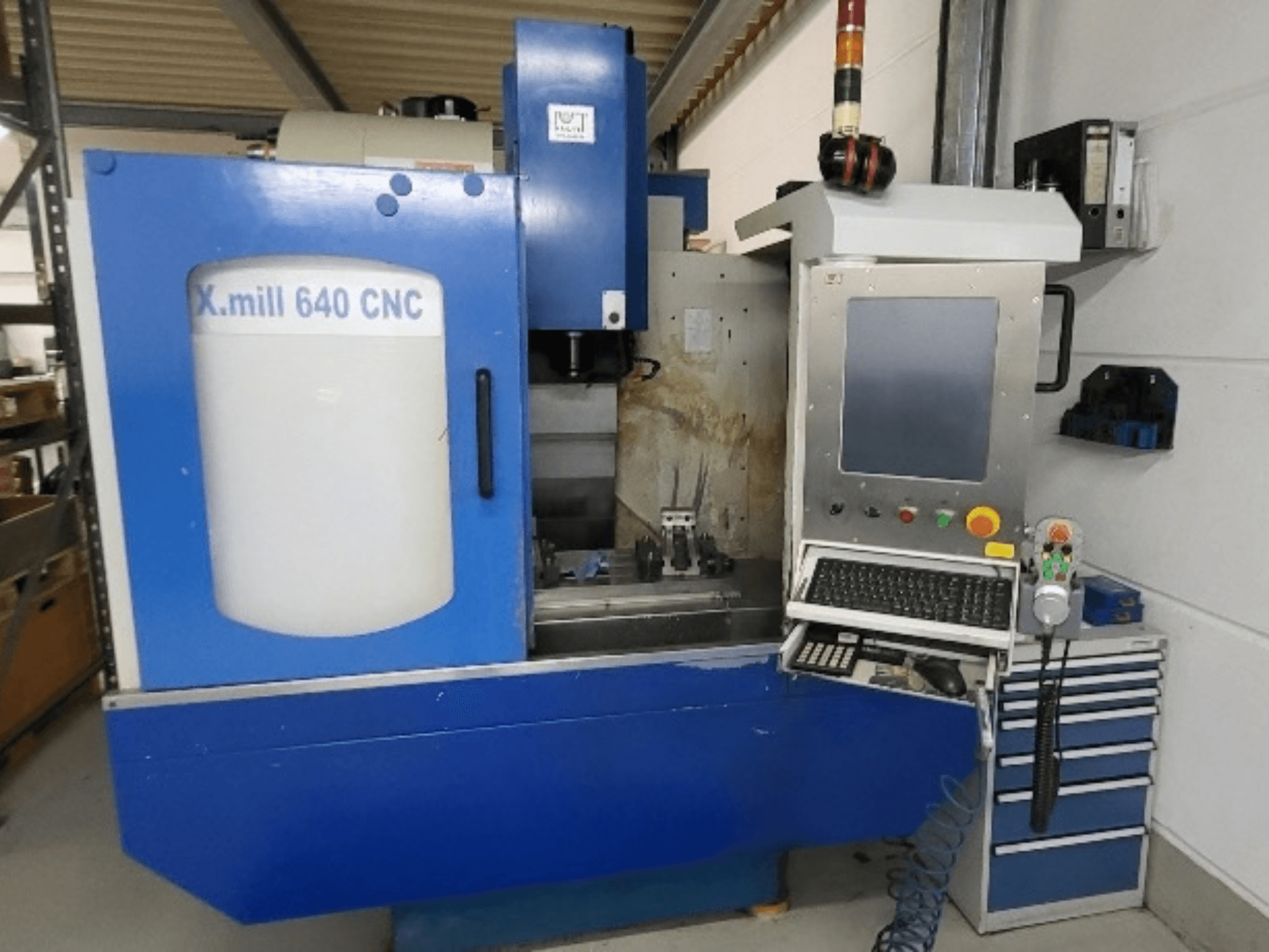 Plavi vertikalni obradni centar KNUTH X-mill 640 CNC, prednji pogled s vidljivom upravljačkom pločom i tipkovnicom.