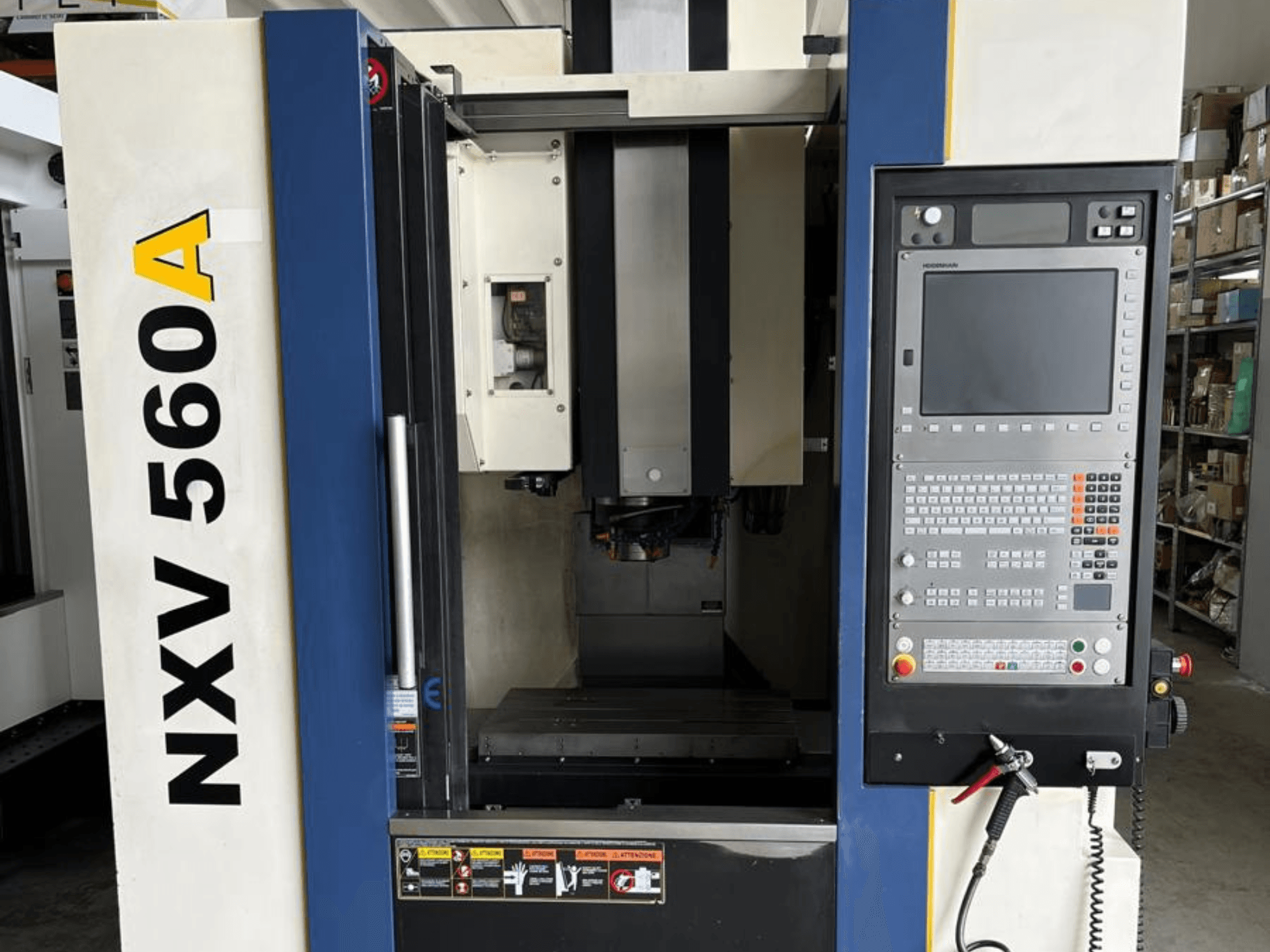 CNC stroj NXV 560A gledan sprijeda, s upravljačkom pločom s gumbima i digitalnim zaslonom.