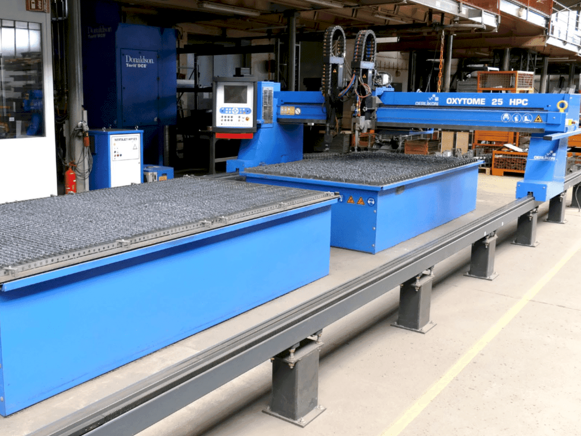 Prikaz stroja Oerlikon Oxytome 25 HPC sprijeda