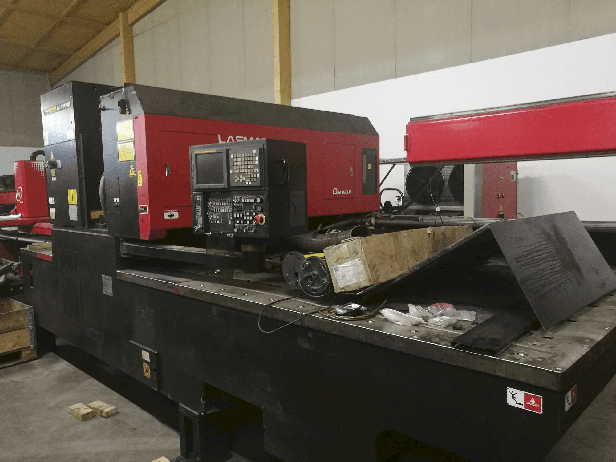Prikaz stroja AMADA LC 2415 α3 zdesna