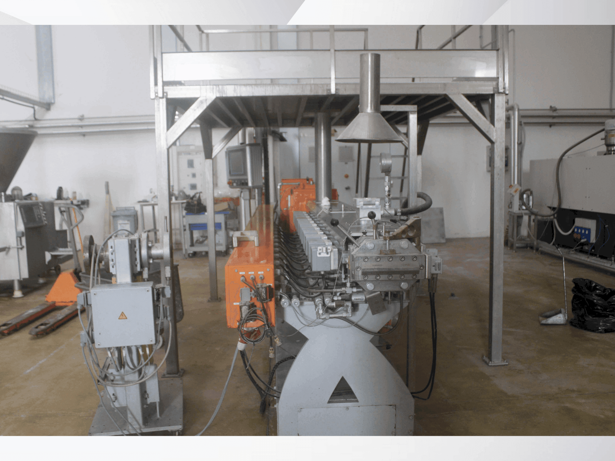 Prikaz stroja Leistritz ZSE60MAXX-48D sprijeda