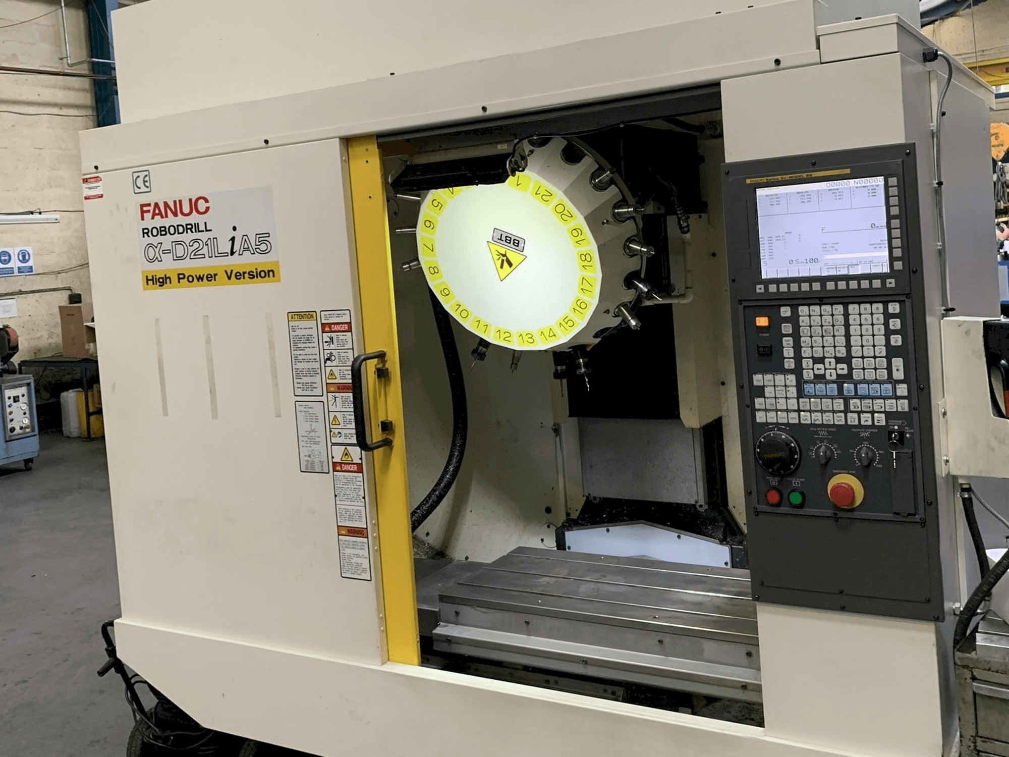 Prikaz stroja FANUC Robodrill Alpha D21LiA5 sprijeda