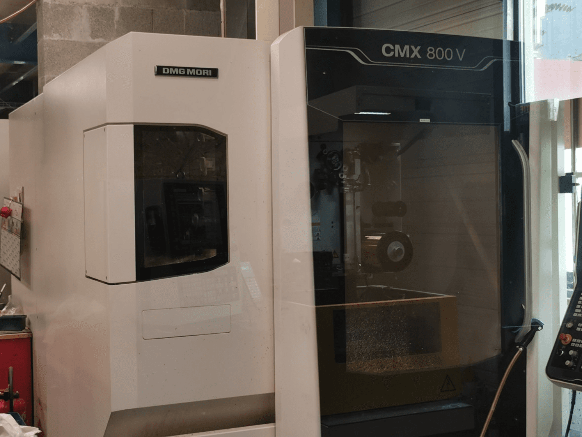 Vertikalni obradni centar DMG Mori Seiki CMX 800 V, prednji pogled s upravljačkom pločom i radnim područjem s vidljivim alatima.