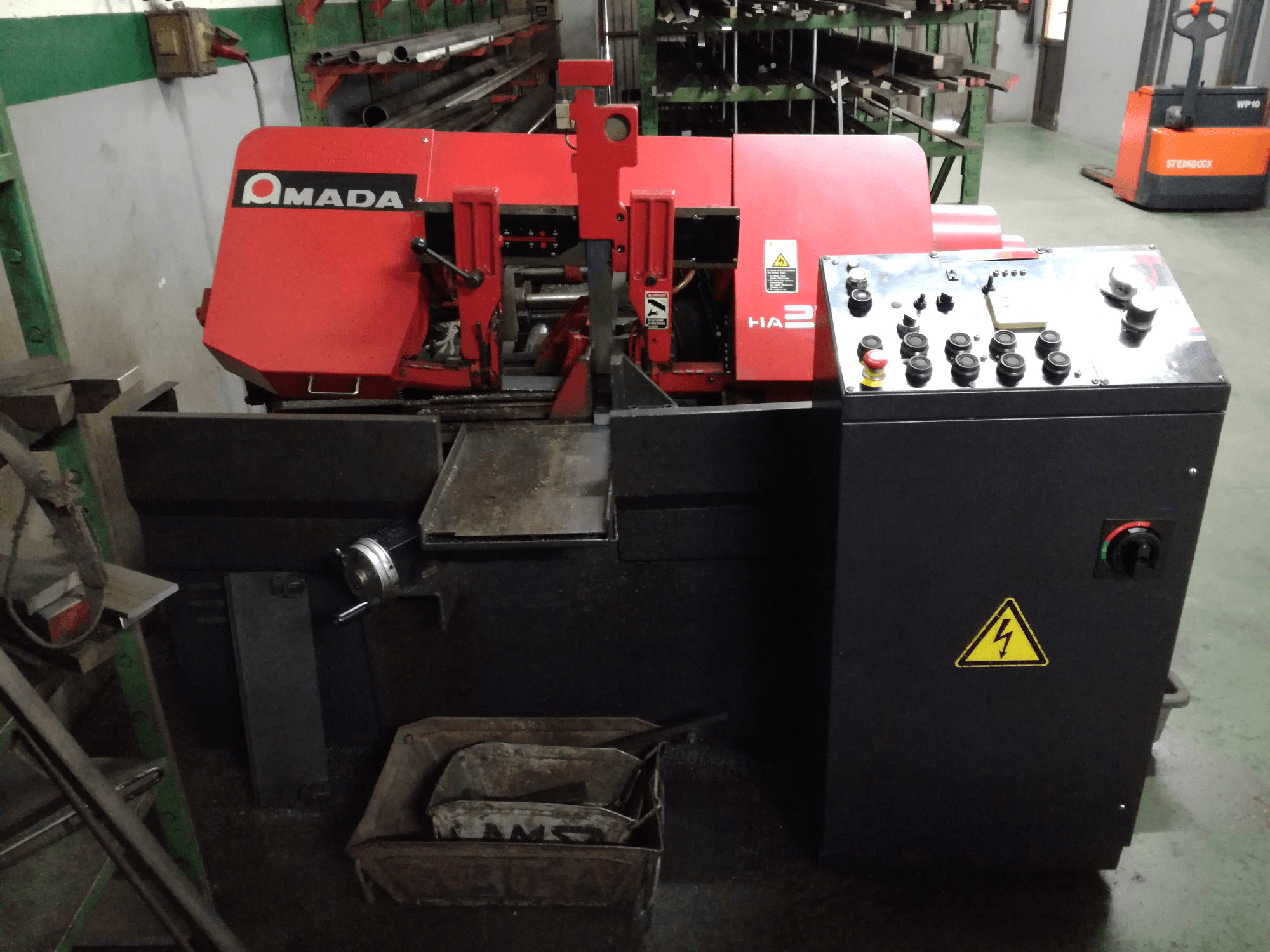 Prikaz stroja AMADA HA-250W sprijeda