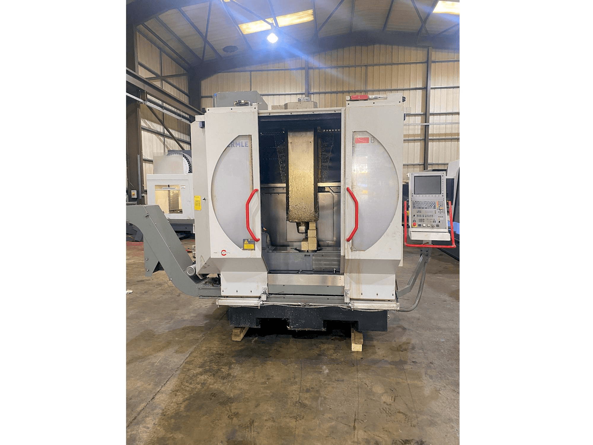 Prikaz stroja HERMLE B 300 U sprijeda