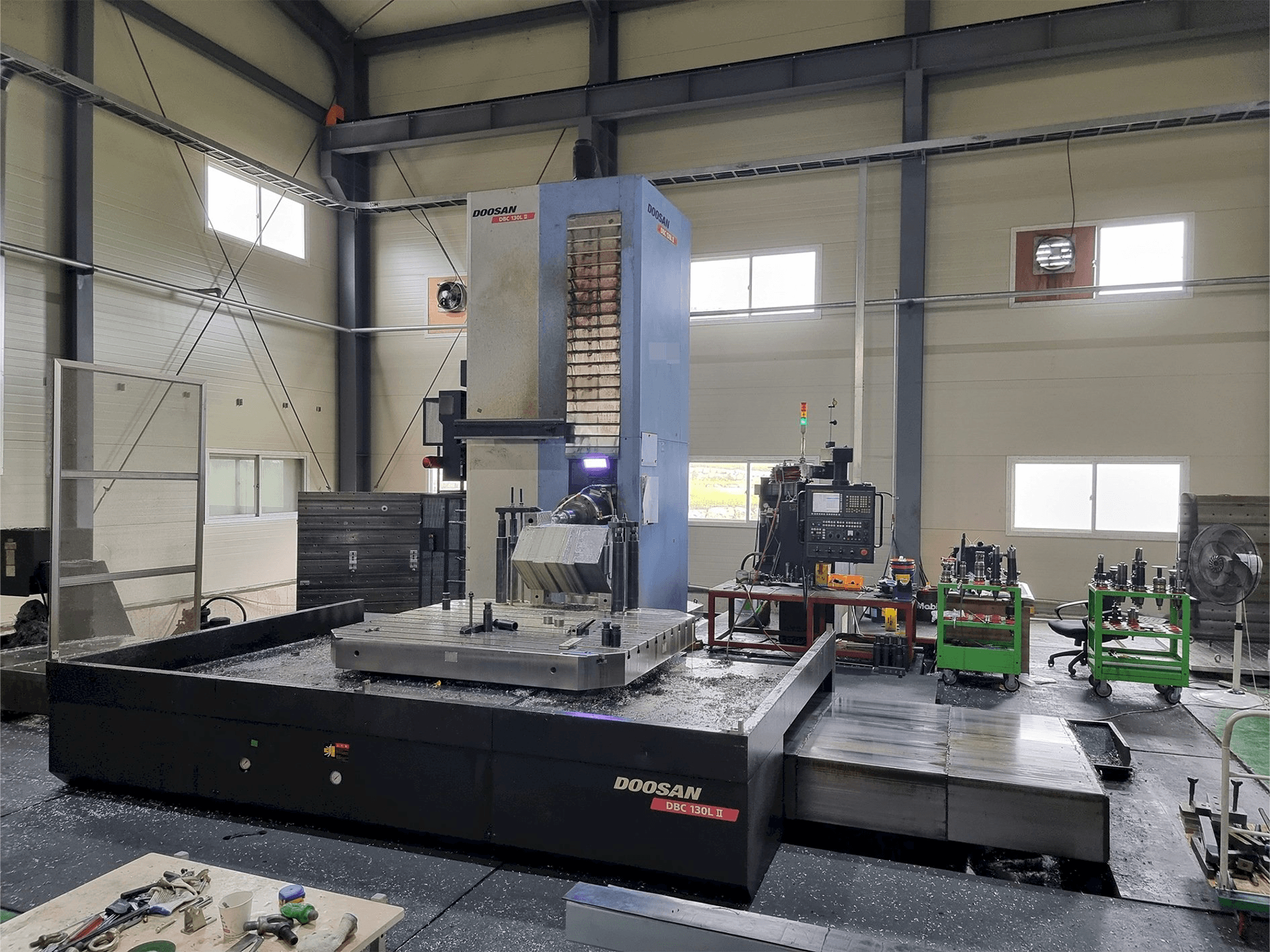 Prikaz stroja Doosan DBC 130L II sprijeda