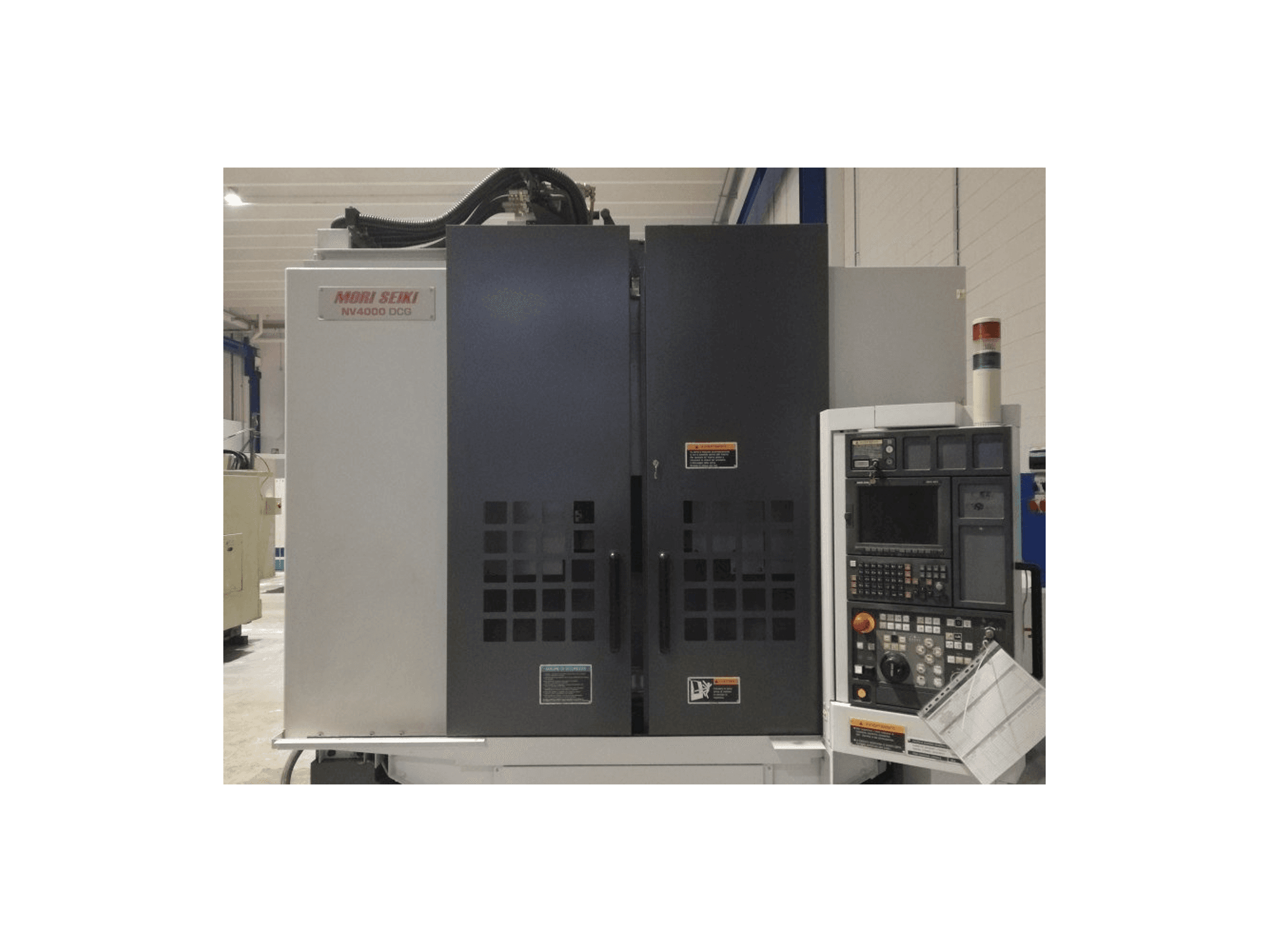 Prikaz stroja MORI SEIKI NV 4000 DCG sprijeda
