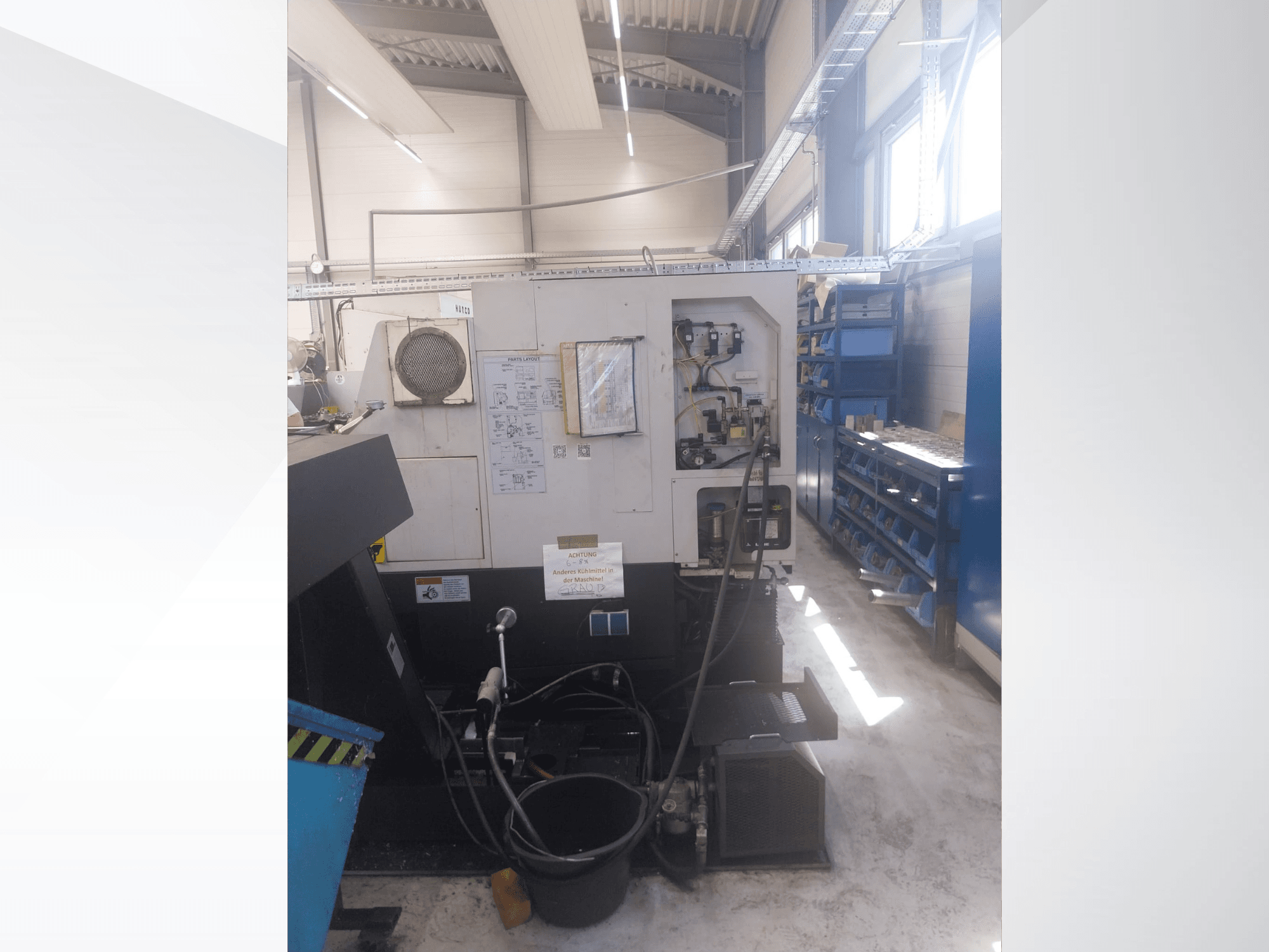 Mazak QUICK TURN NEXUS 200 MS, bočni pogled koji prikazuje upravljačku ploču, crijeva i područje alata u radioničkom okruženju.
