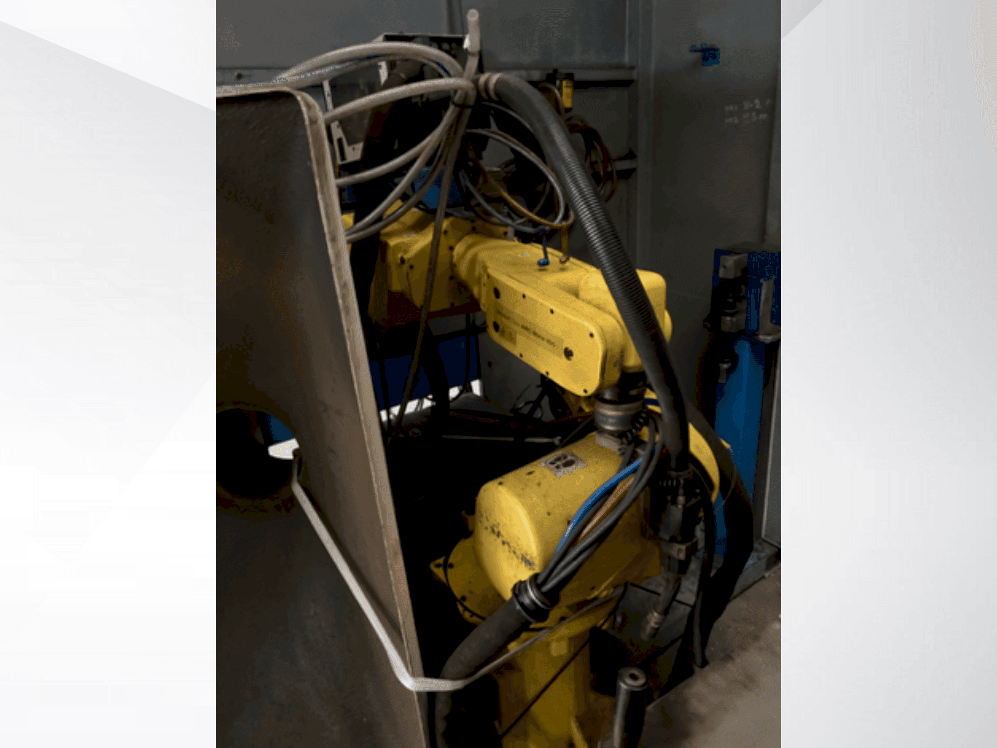 Prikaz stroja FANUC ARC Mate 100i sprijeda