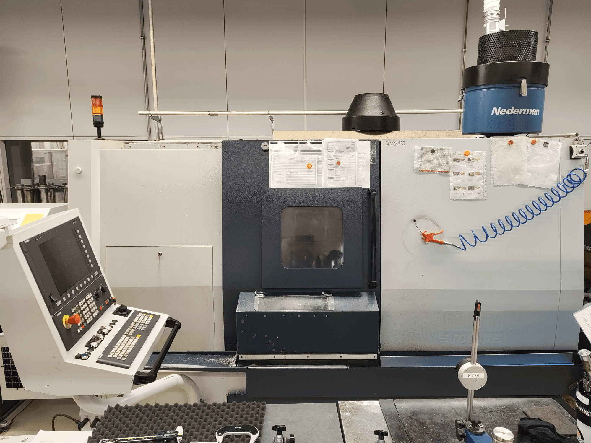 Prednji pogled na horizontalni tokarski stroj SPINNER TC 800 110 MC s upravljačkom pločom, spremištem alata i indikatorima rada.